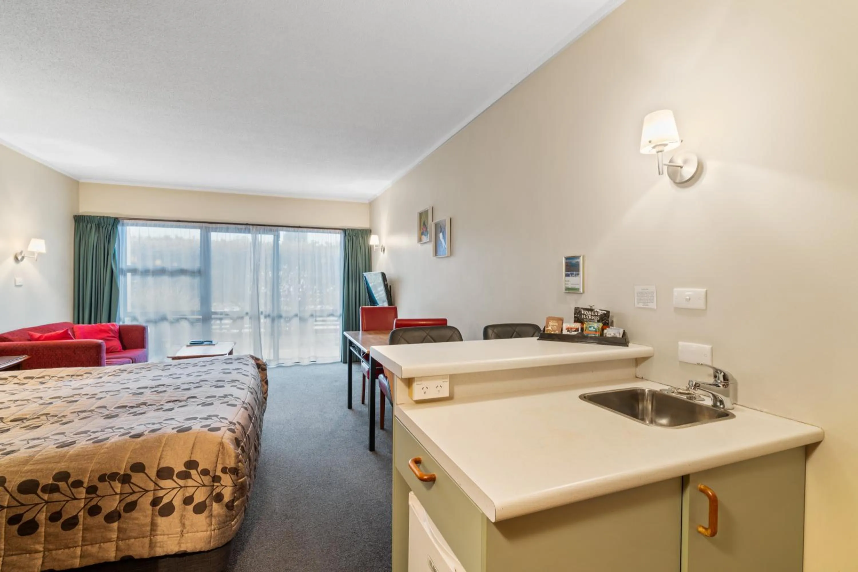 Bed in Aspiring Lodge Motel