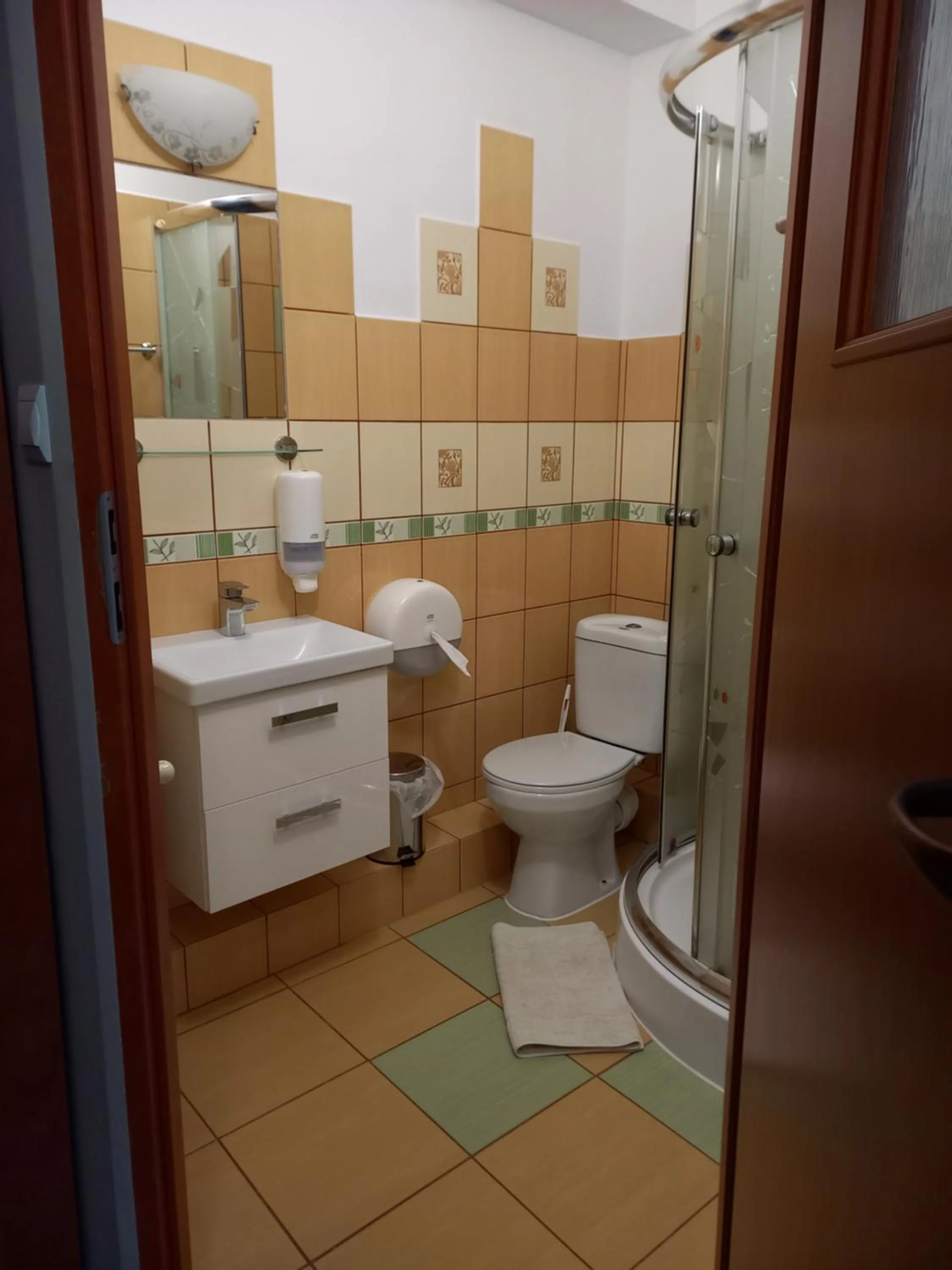 Shower in Harmont Montis- dawna Zającówka- IDEALNA lokalizacja - leśna enklawa w centrum miasta! Sauna, masaże, zabiegi spa!