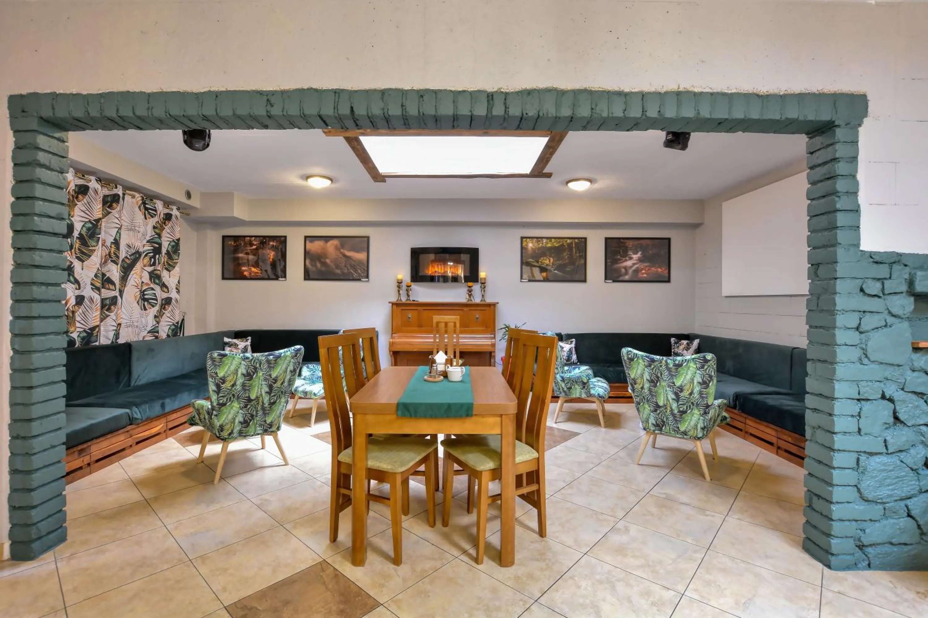 Dining area in Harmont Montis- dawna Zającówka- IDEALNA lokalizacja - leśna enklawa w centrum miasta! Sauna, masaże, zabiegi spa!