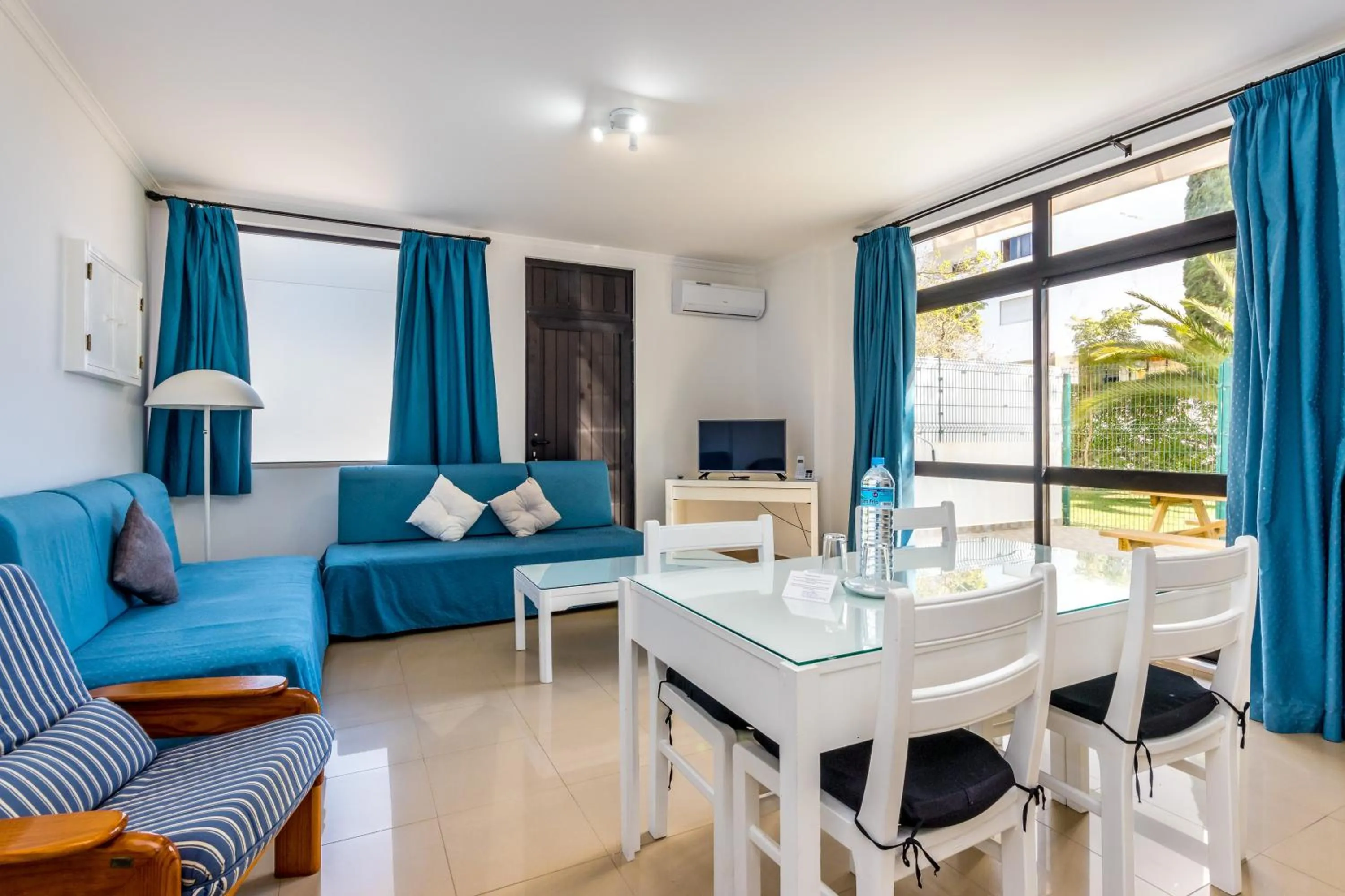 TV and multimedia in Janelas do Mar Apartamentos Turisticos