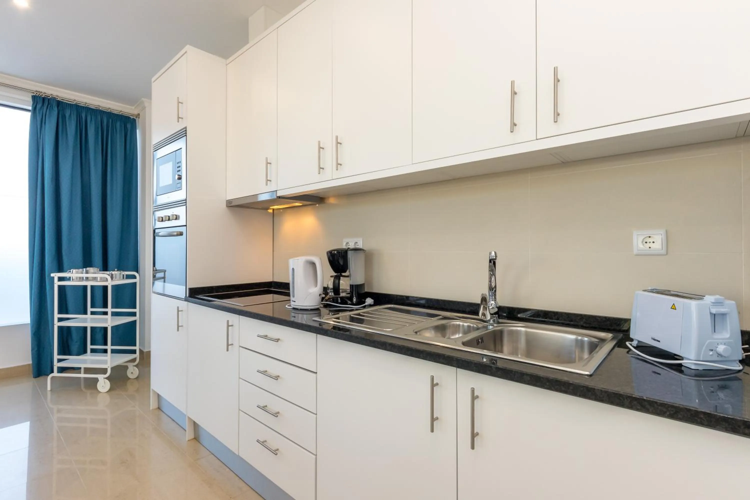 Kitchen or kitchenette in Janelas do Mar Apartamentos Turisticos