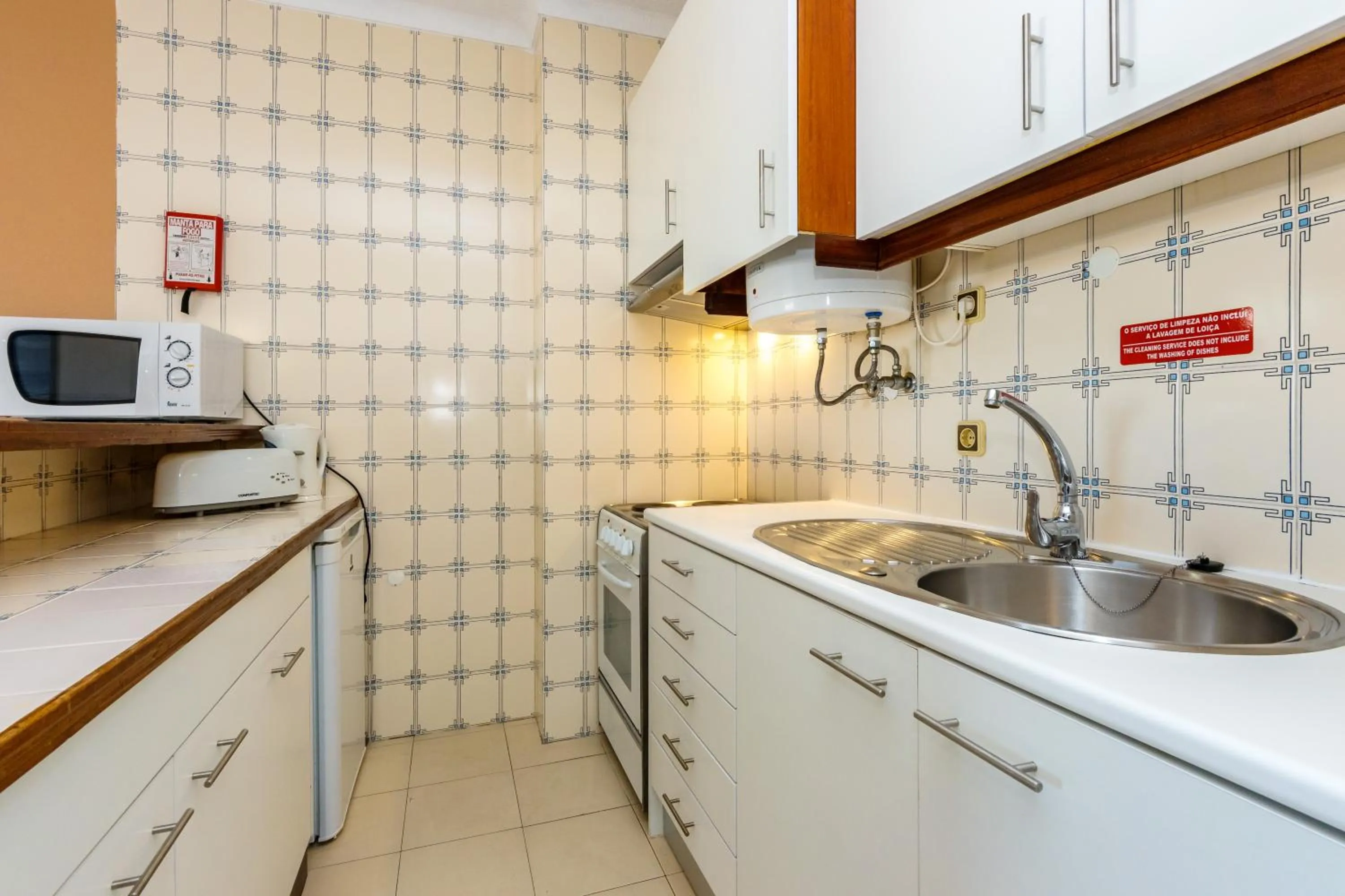 Kitchen or kitchenette in Janelas do Mar Apartamentos Turisticos