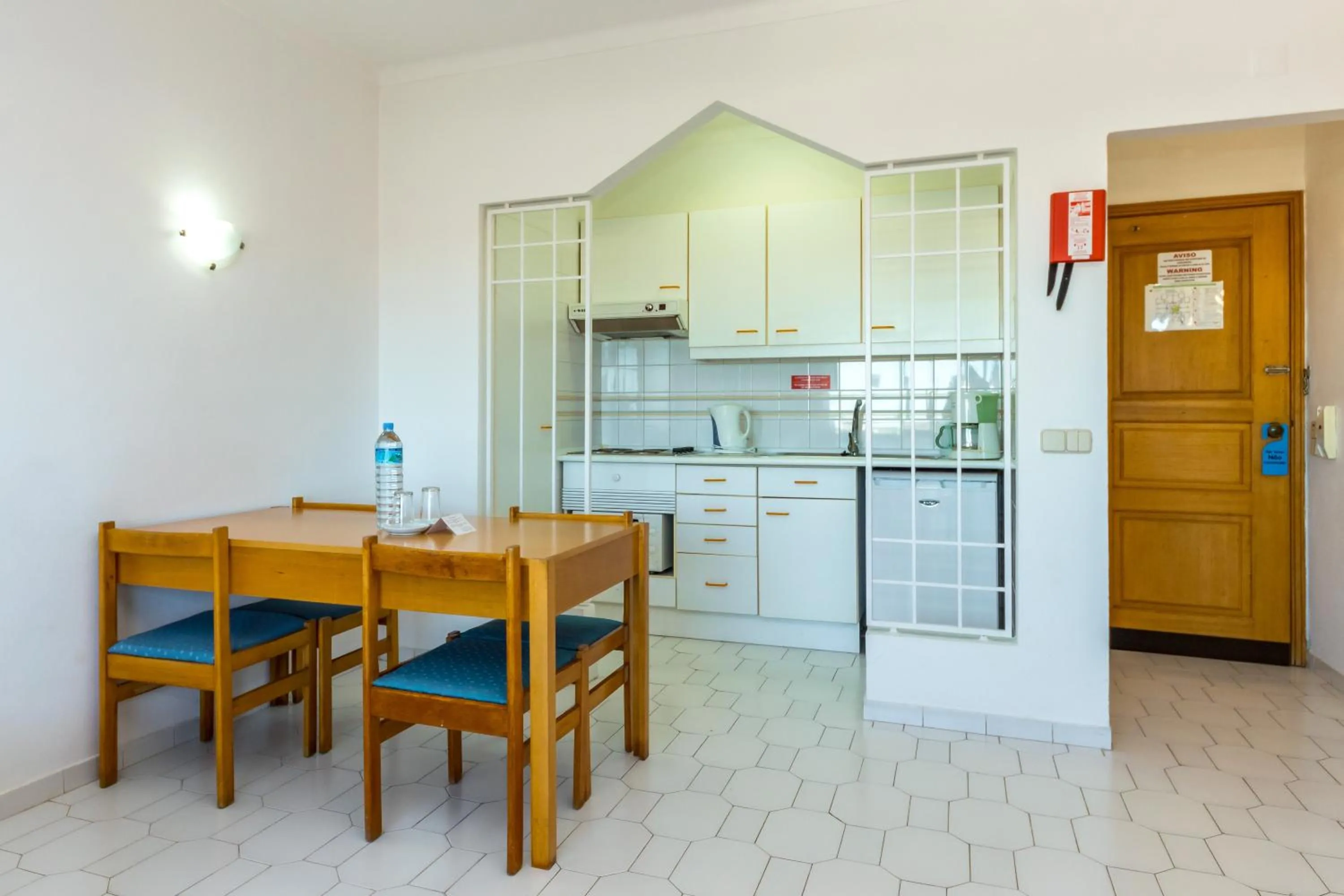 Kitchen or kitchenette in Janelas do Mar Apartamentos Turisticos