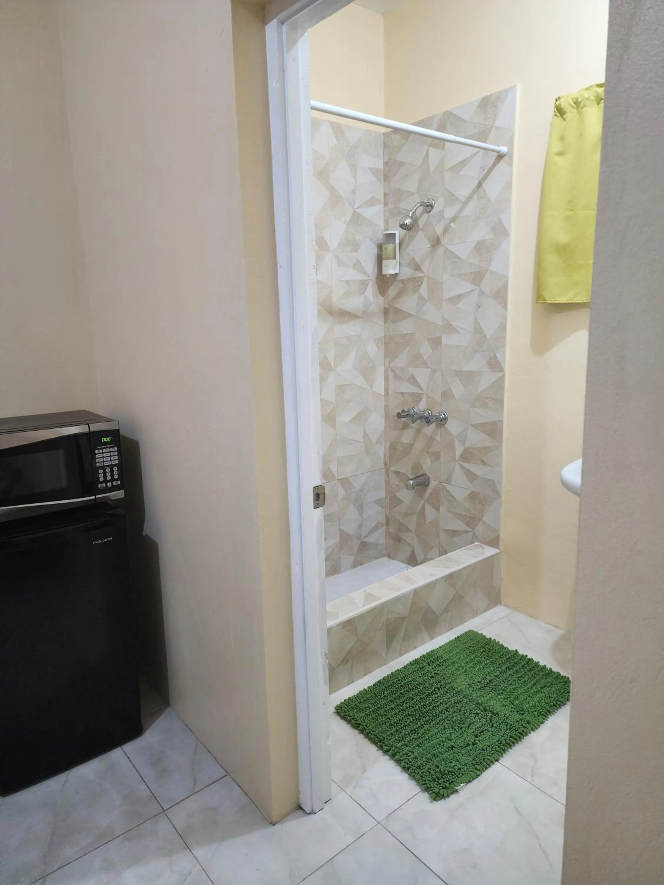 Shower in Viva Violas