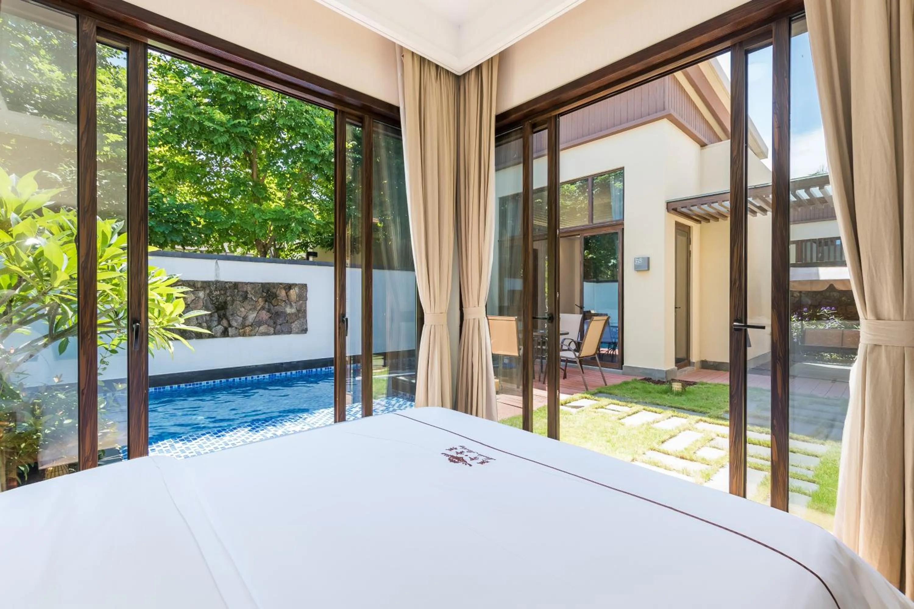 Swimming pool, Bed in Sanya Haitang Bay Mushe Villa
