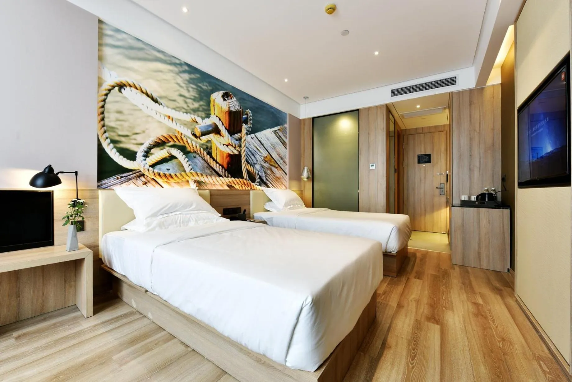 Photo of the whole room, Bed in Urban Rosa Cafe&Inn