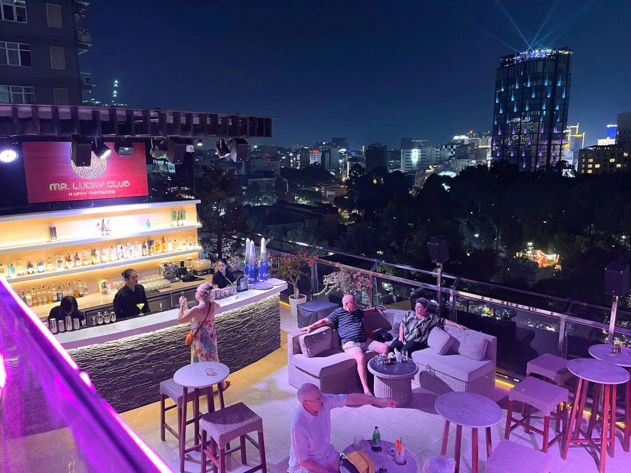 Restaurant/places to eat in Happy Life Grand Hotel & Rooftop Skybar