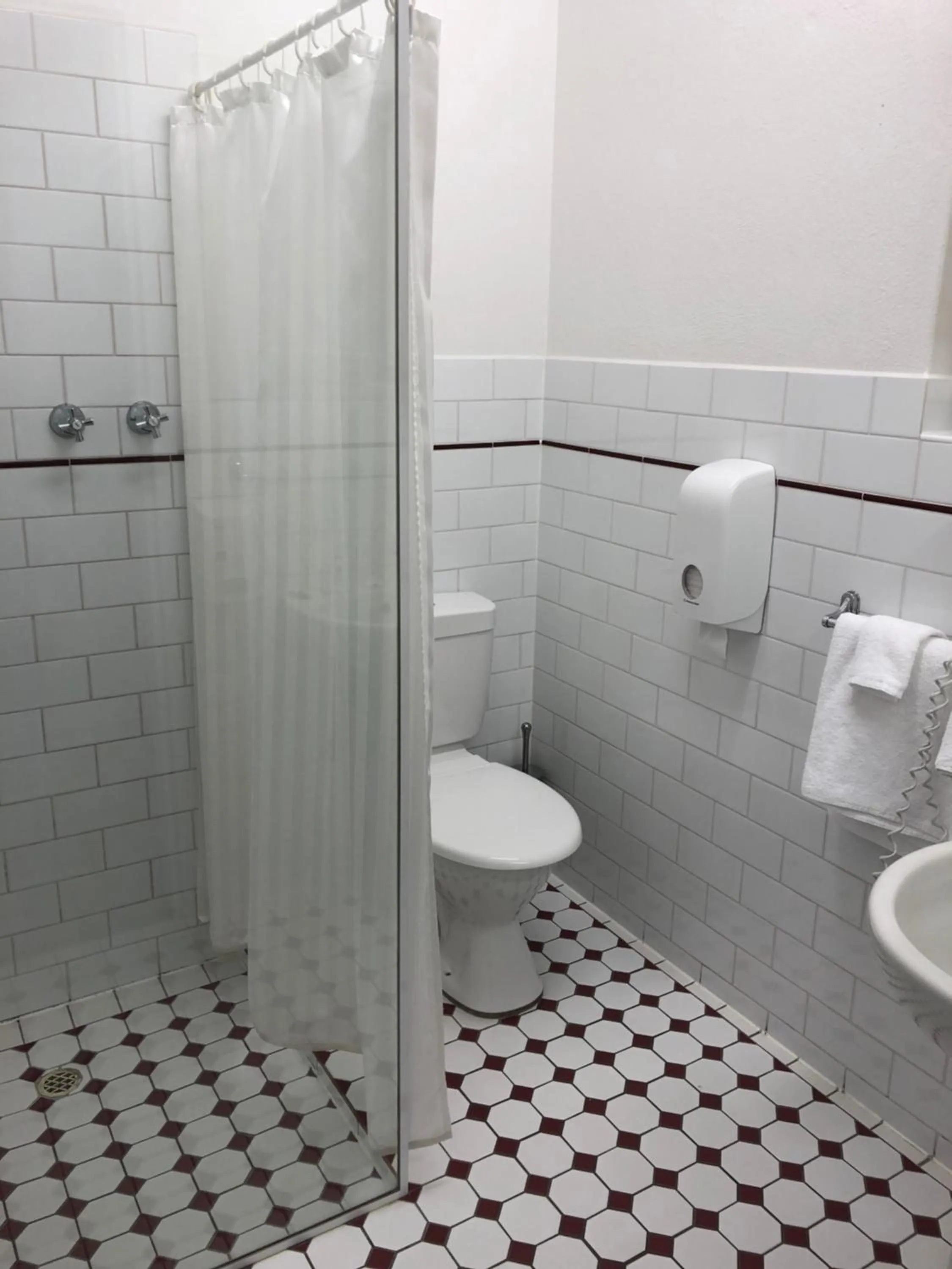 Bathroom in Adelaide Airport Motel