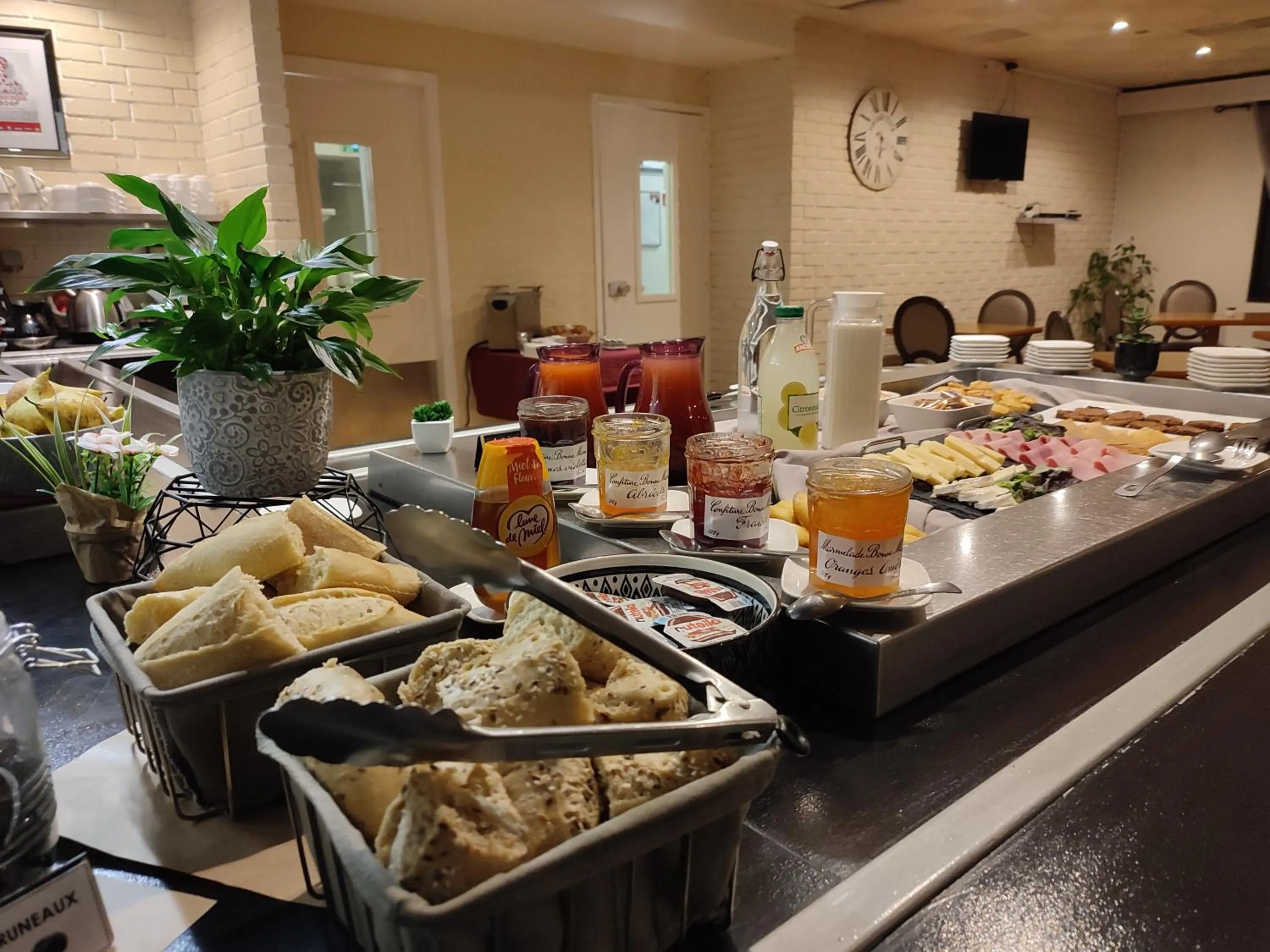 Breakfast in Hôtel Inn Design Resto Novo Bourges