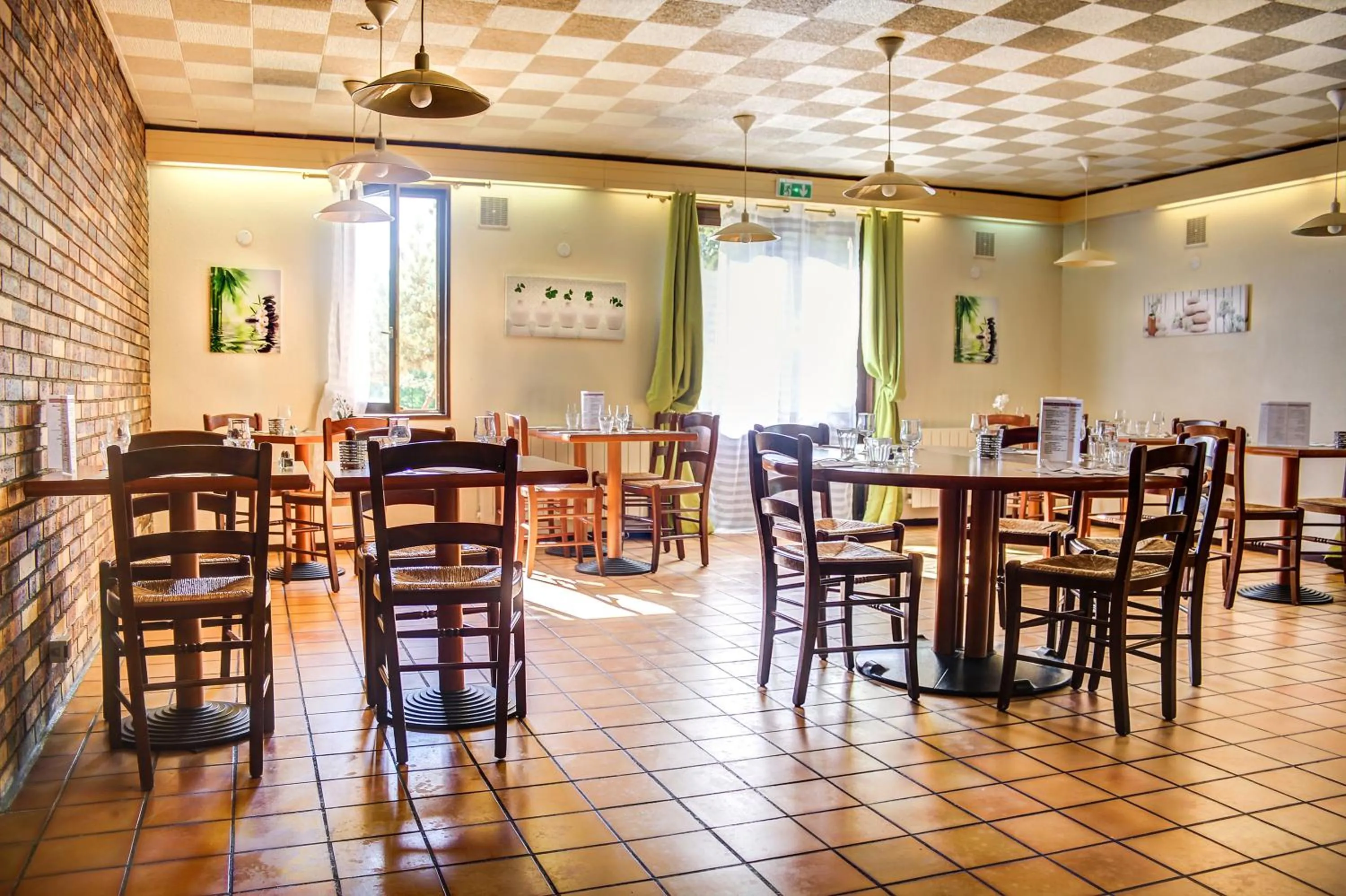 Restaurant/places to eat in Hôtel Inn Design Resto Novo Bourges