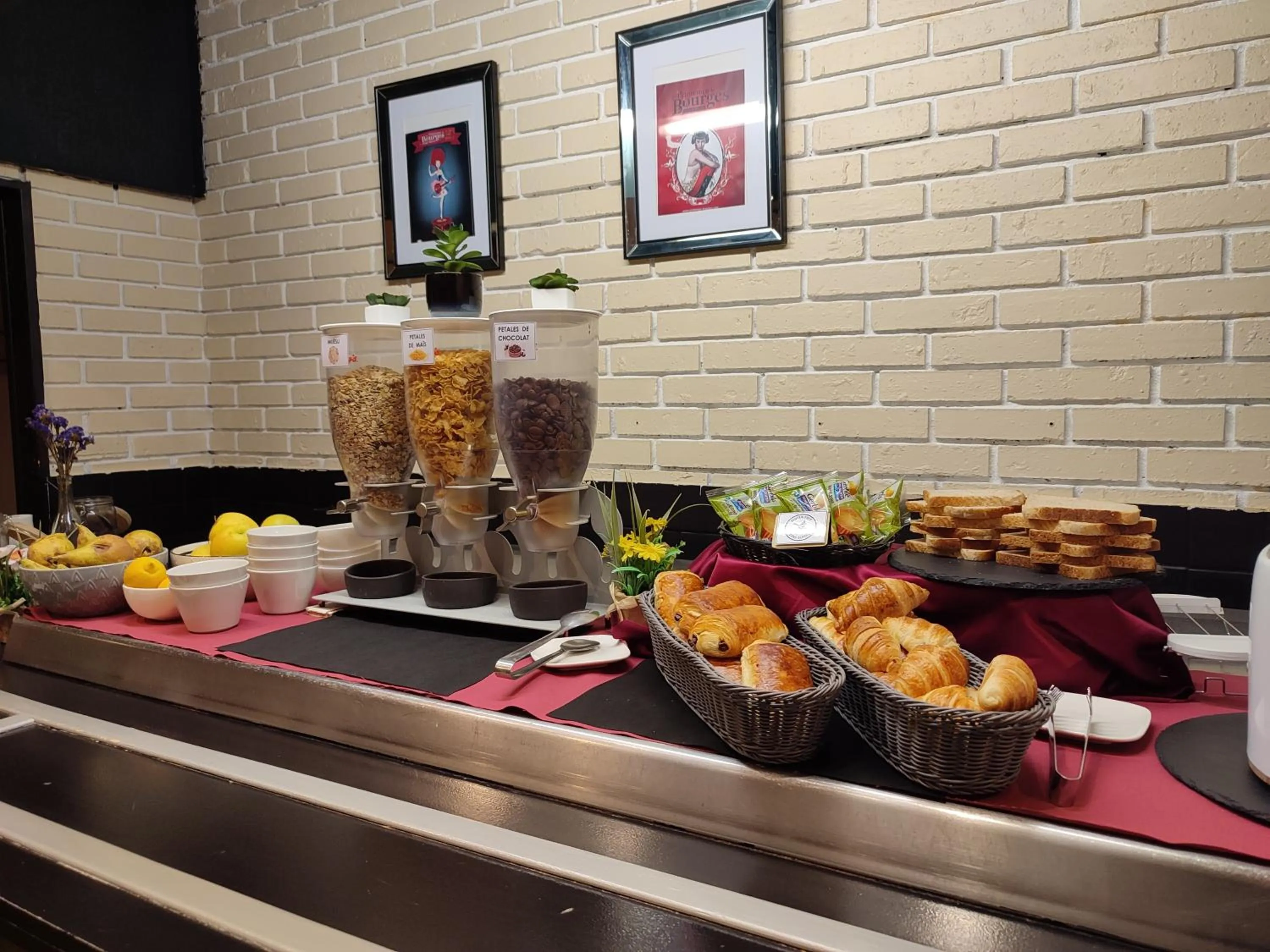 Breakfast in Hôtel Inn Design Resto Novo Bourges