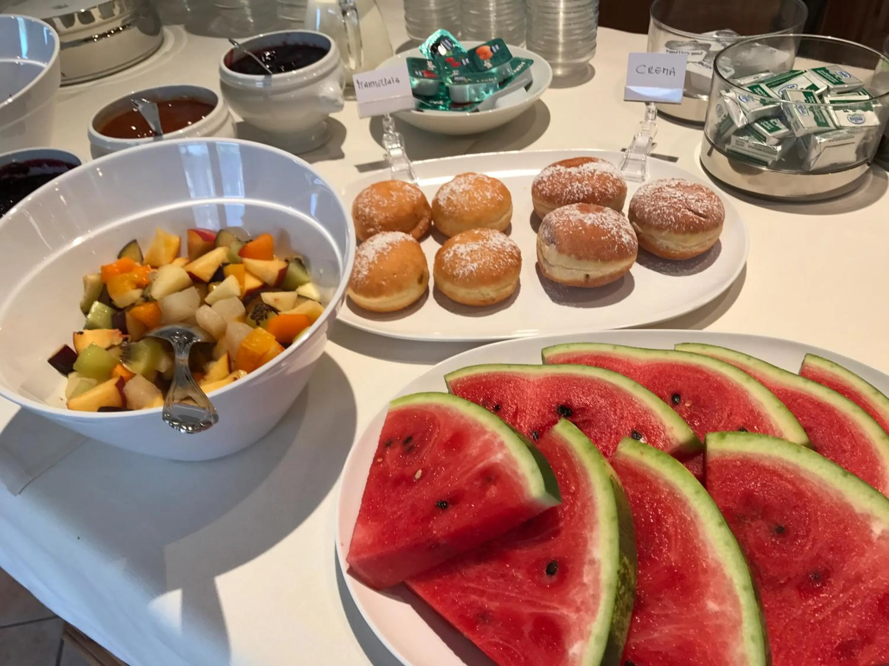 Buffet breakfast in Garnì La Dorada