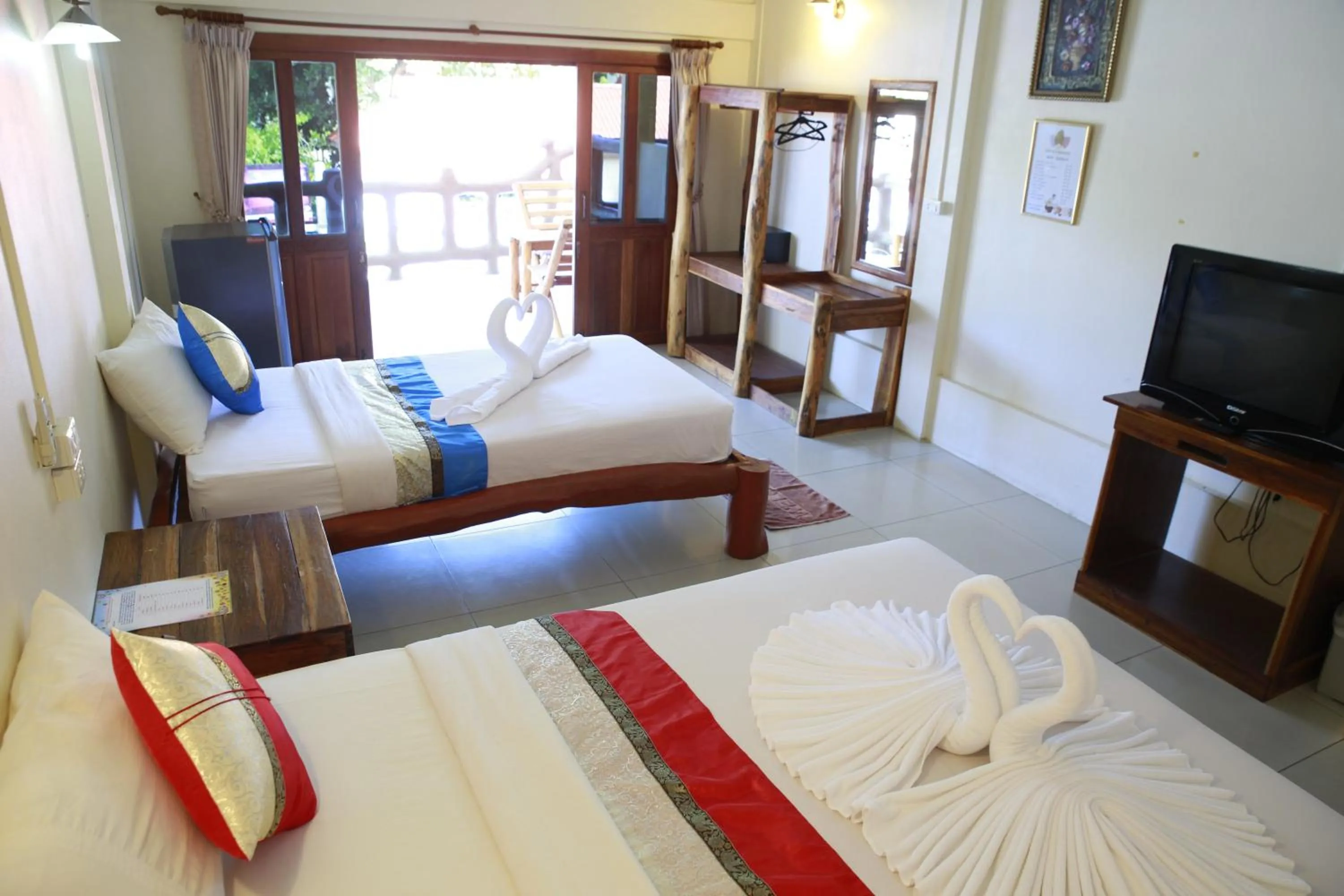 Communal lounge/ TV room, Bed in Paradise Bungalows