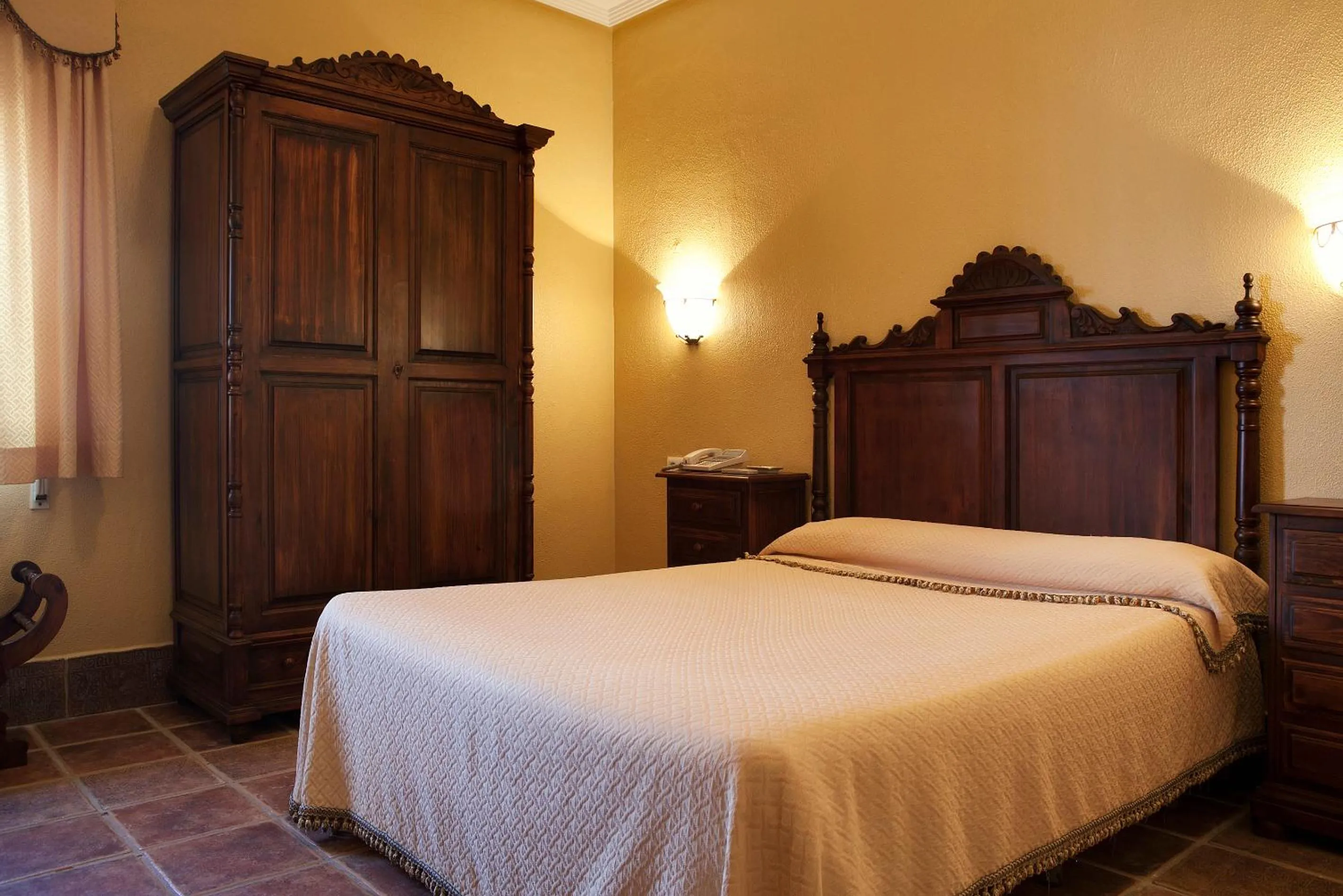 Photo of the whole room, Bed in Hospedería Santiago