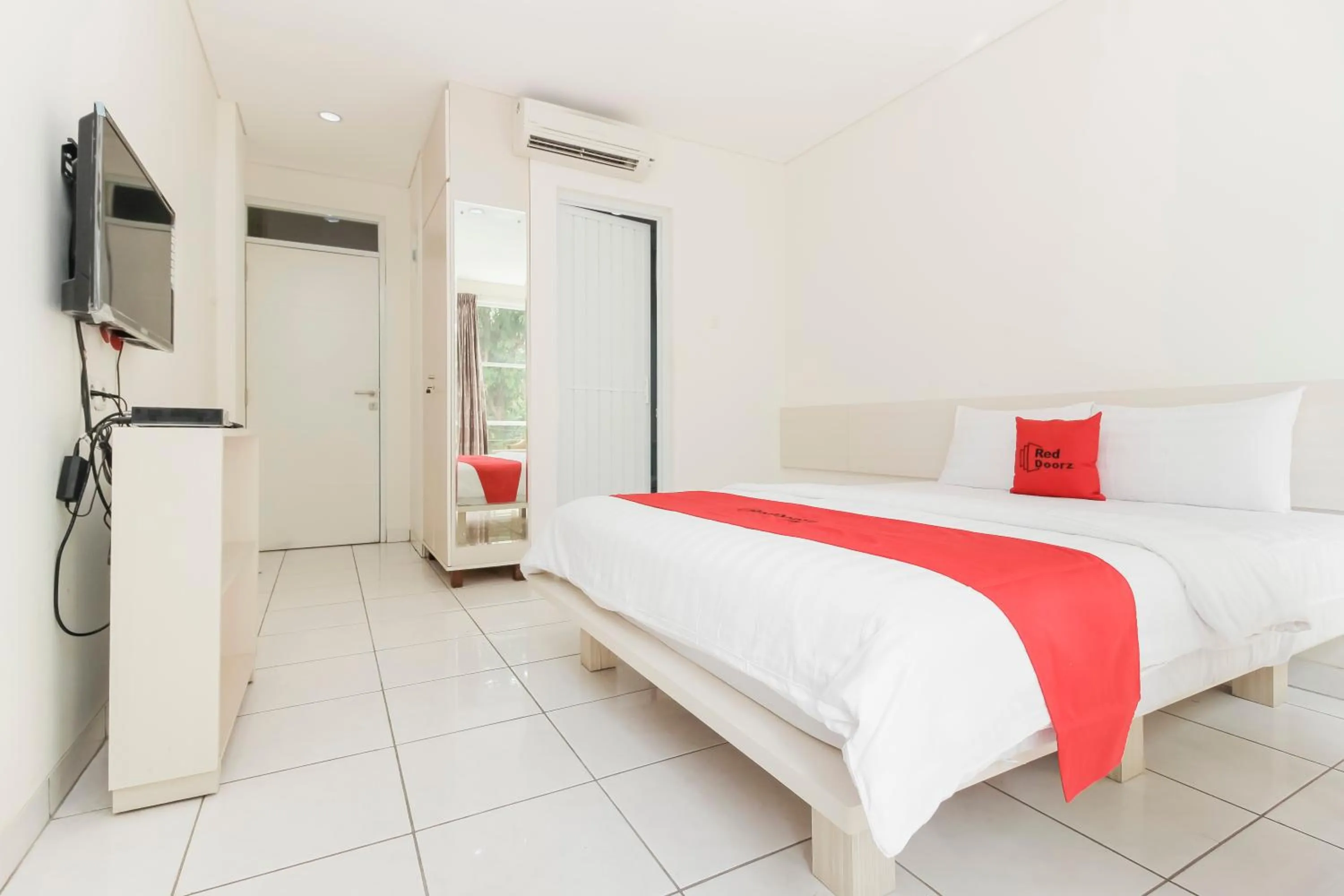 Bedroom, Bed in RedDoorz near Pancoran