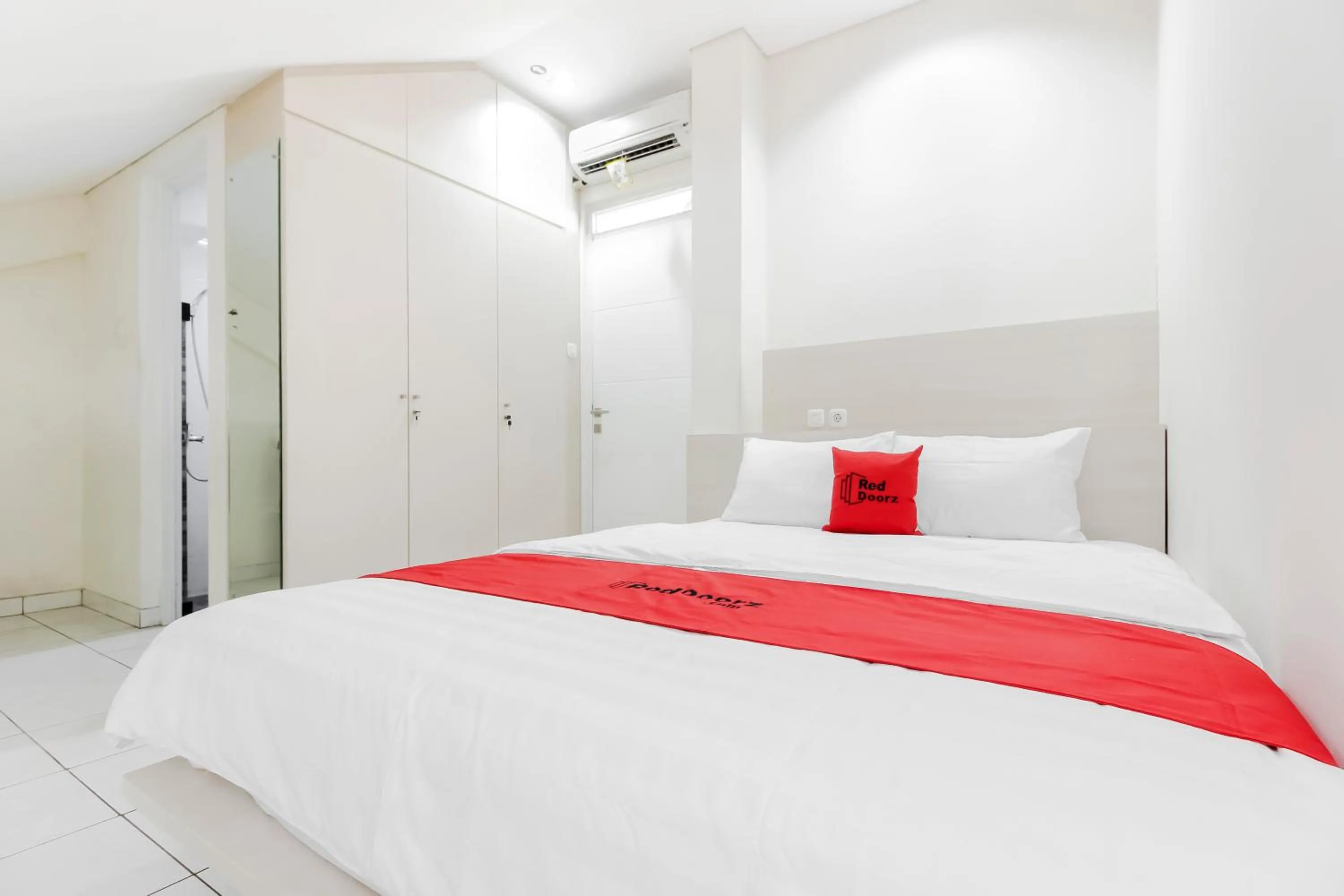 Bedroom, Bed in RedDoorz near Pancoran