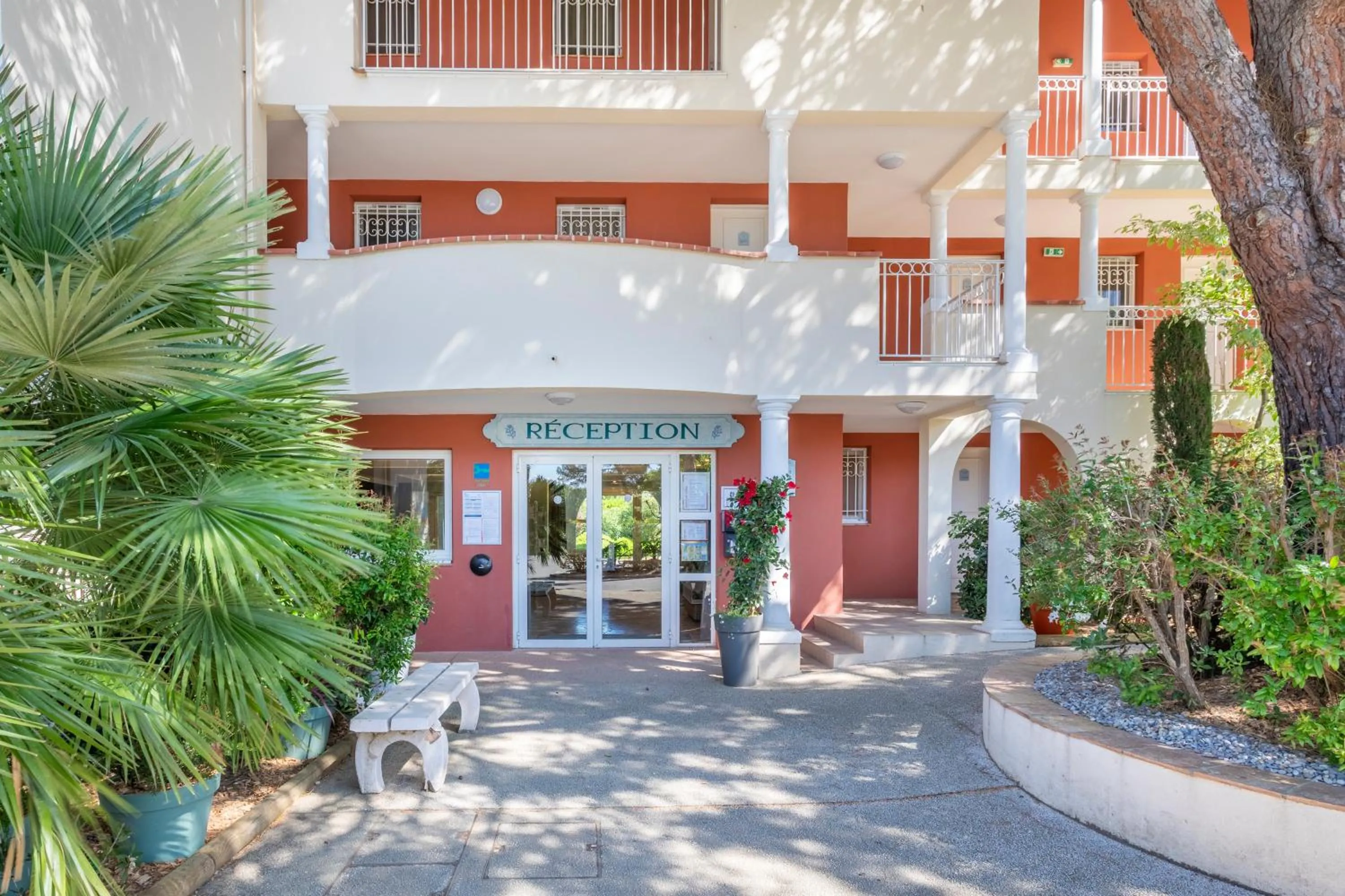 Property building in Résidence Pierre & Vacances le Hameau de la Pinède