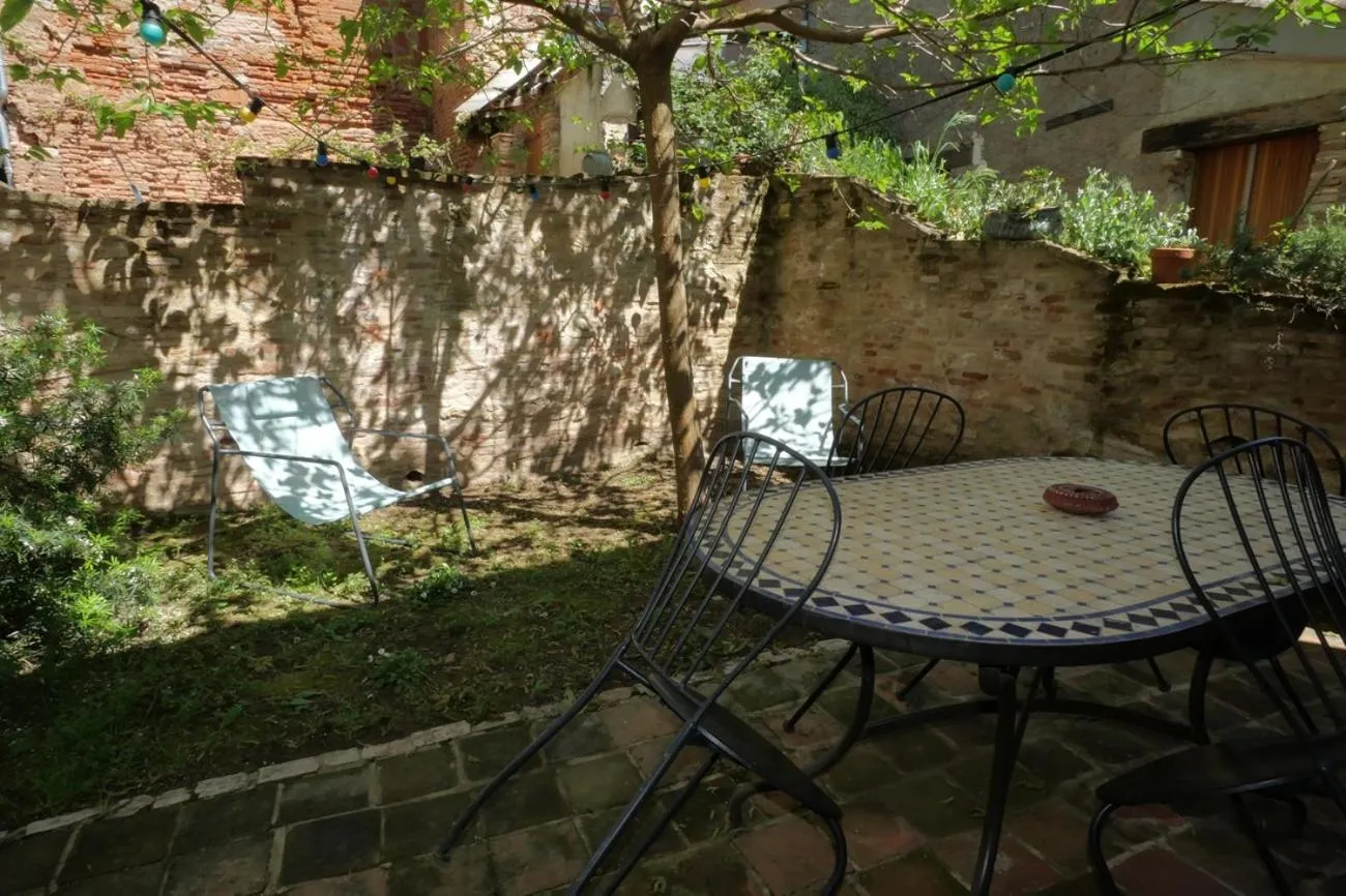 Garden in La lauze et l'anguille