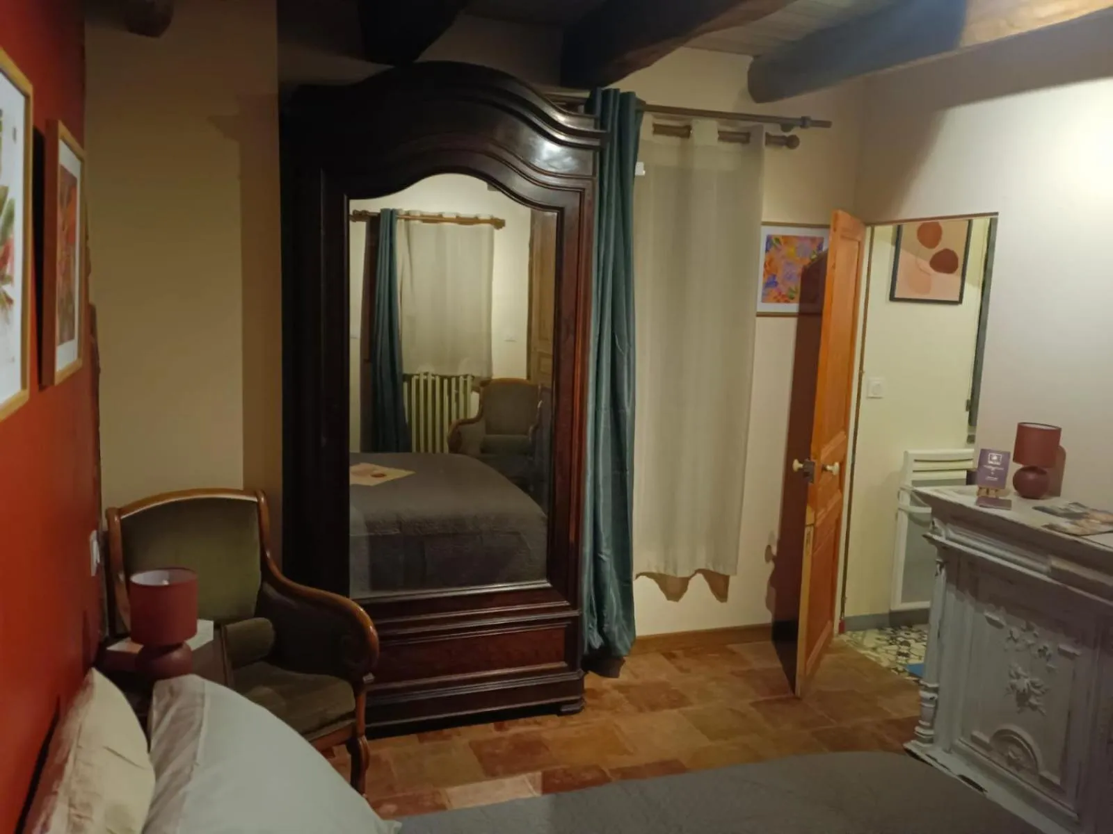 Bedroom, Bed in La lauze et l'anguille