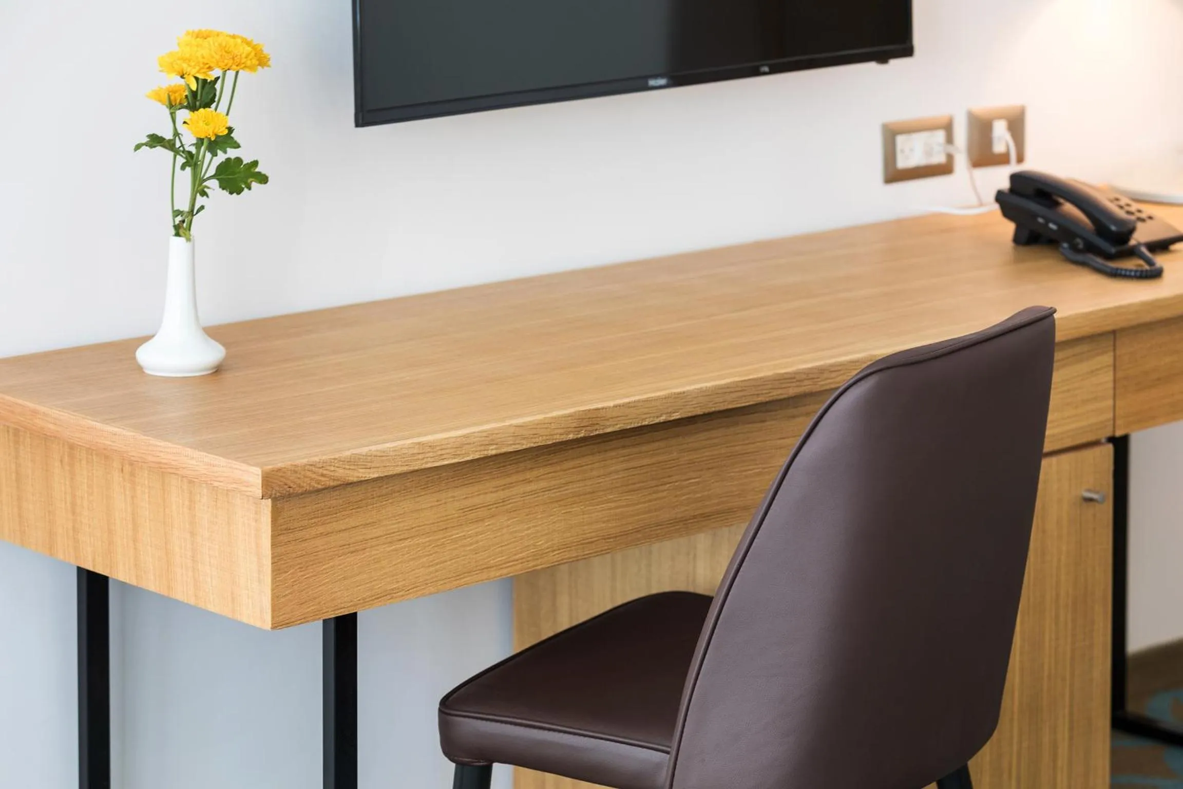 TV and multimedia in Seven Arches Hotel