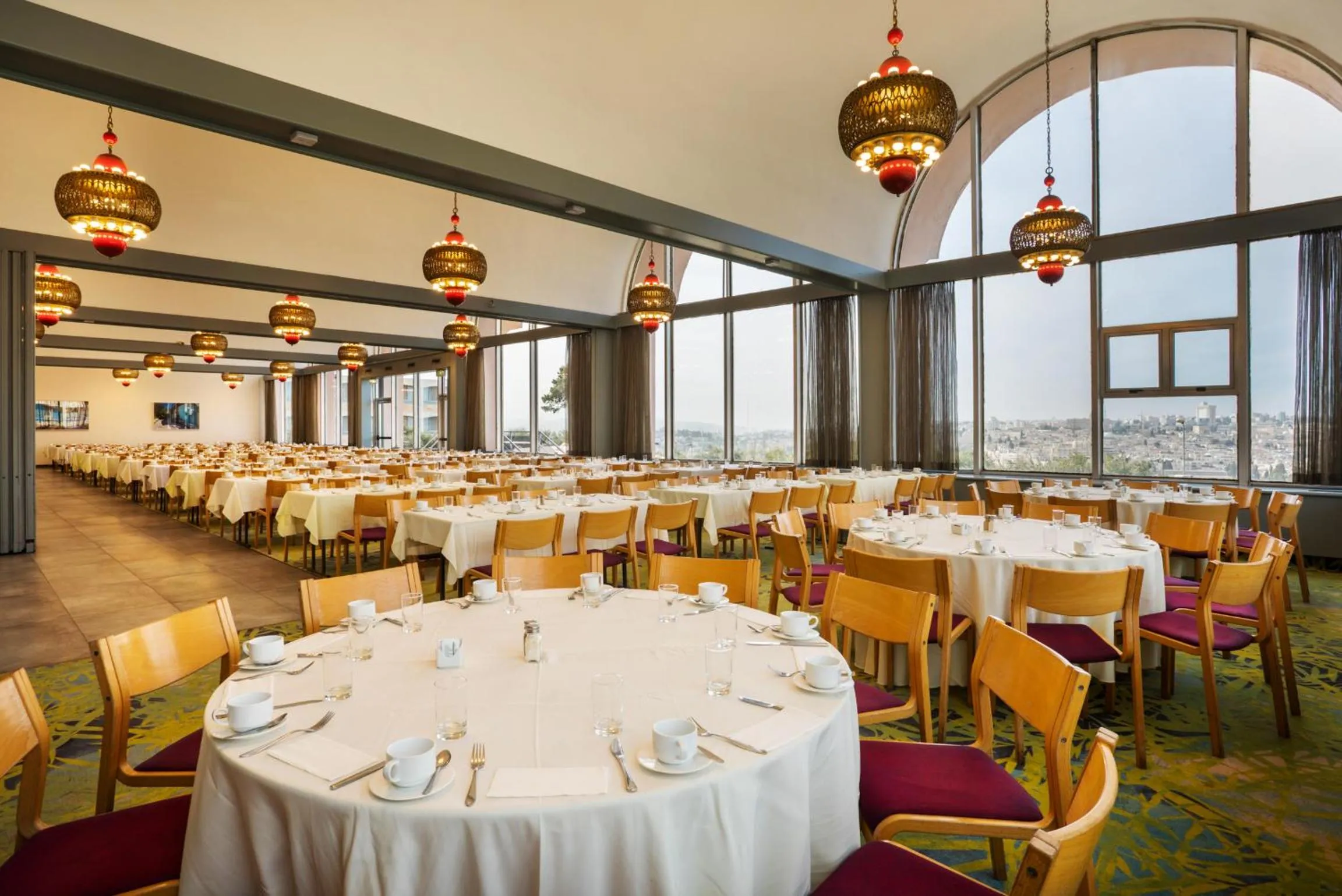 Restaurant/places to eat in Seven Arches Hotel