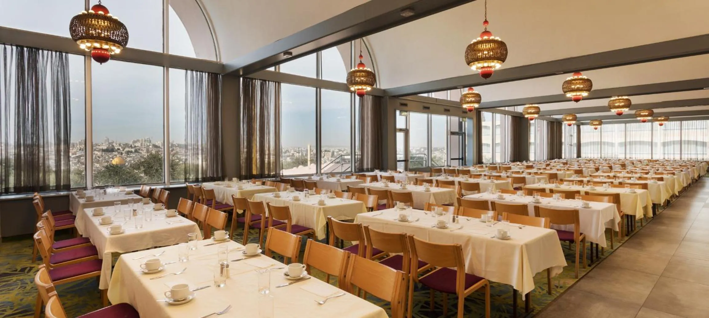 Restaurant/places to eat in Seven Arches Hotel