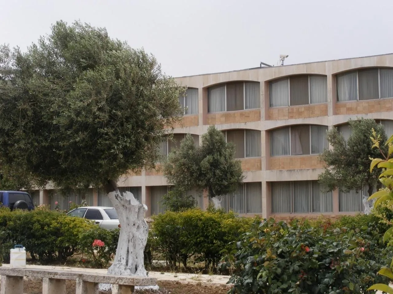 Facade/entrance in Seven Arches Hotel
