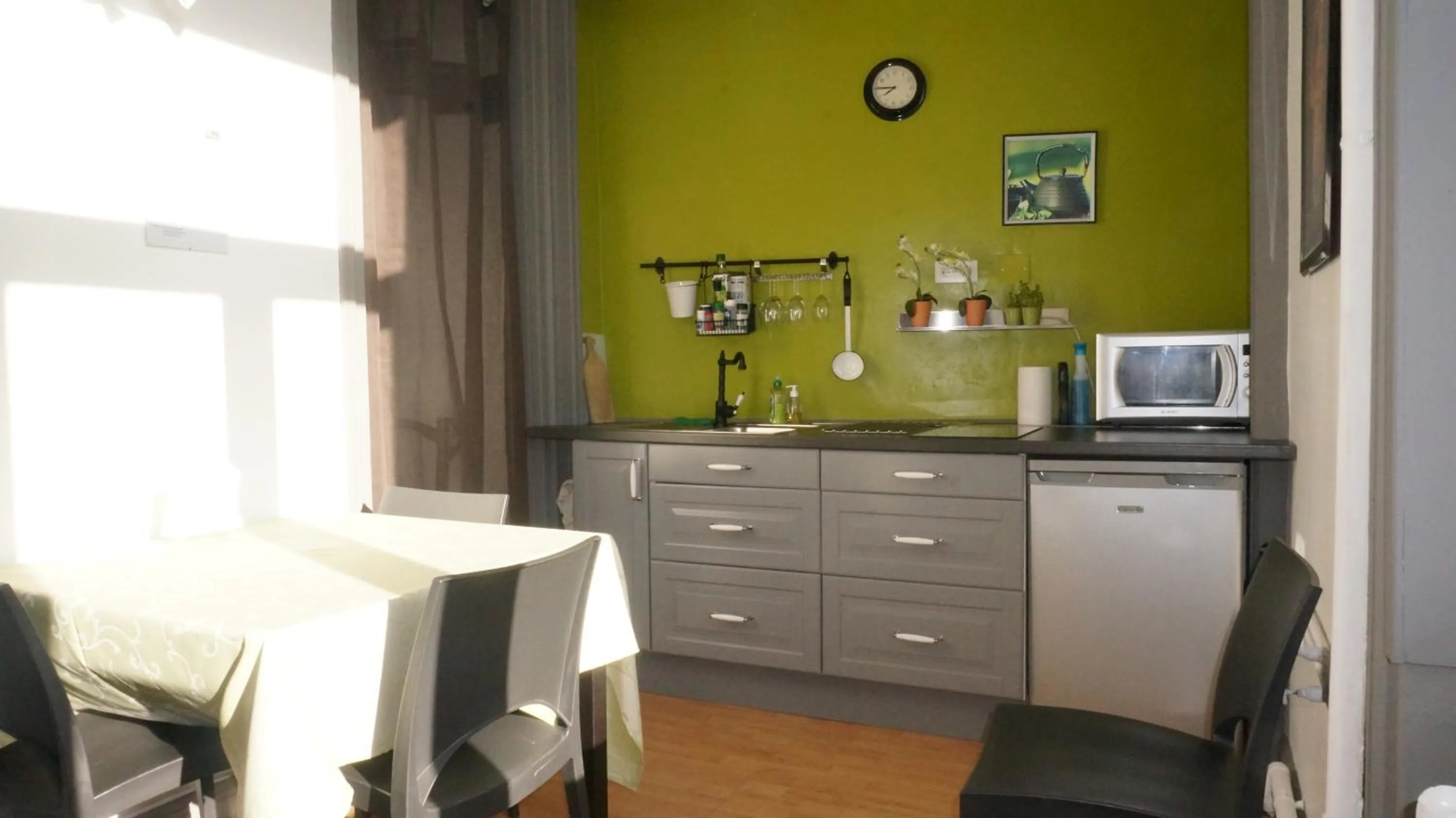 Communal kitchen in Abri du Passant