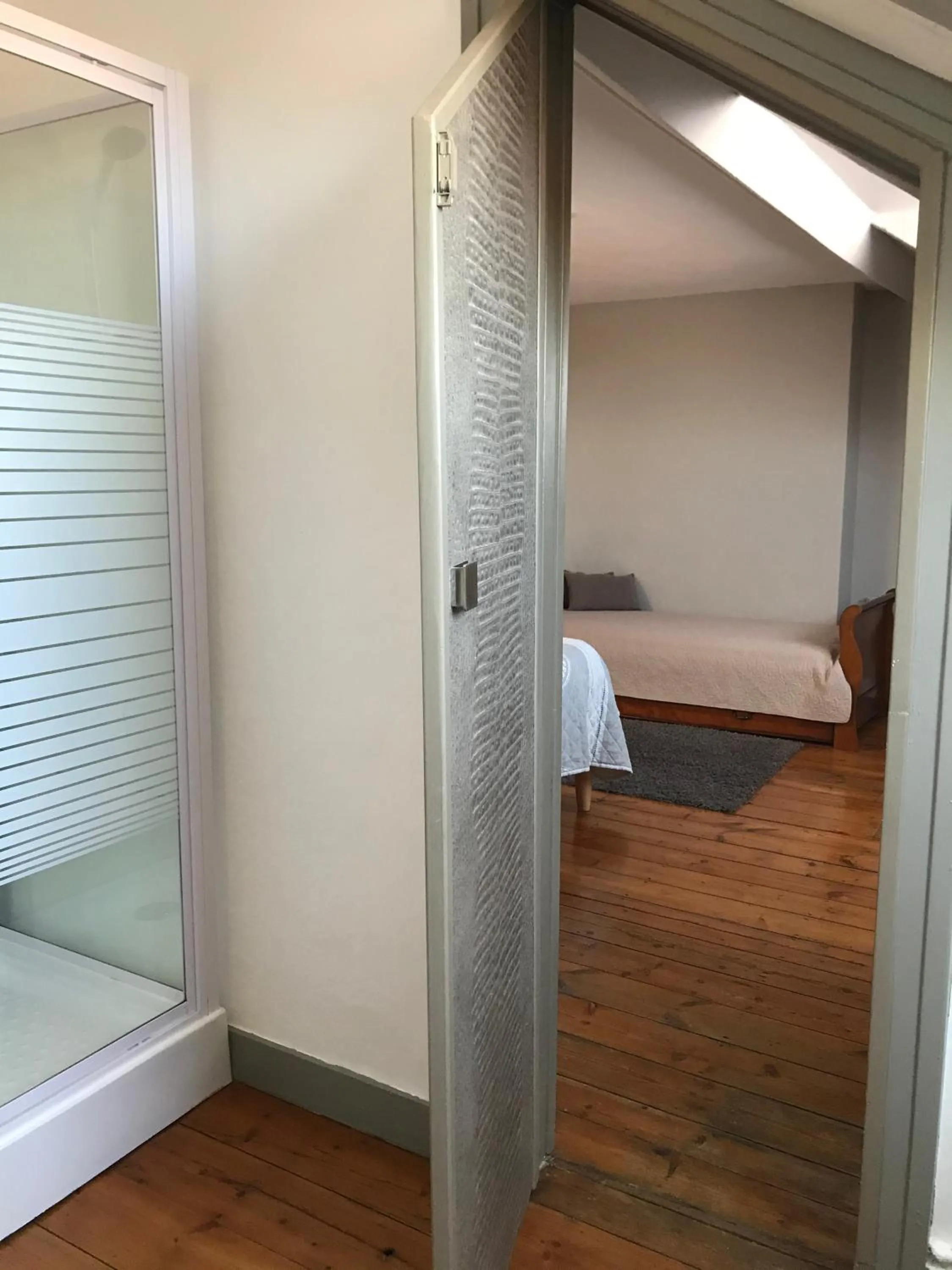 Bathroom, Bed in Abri du Passant