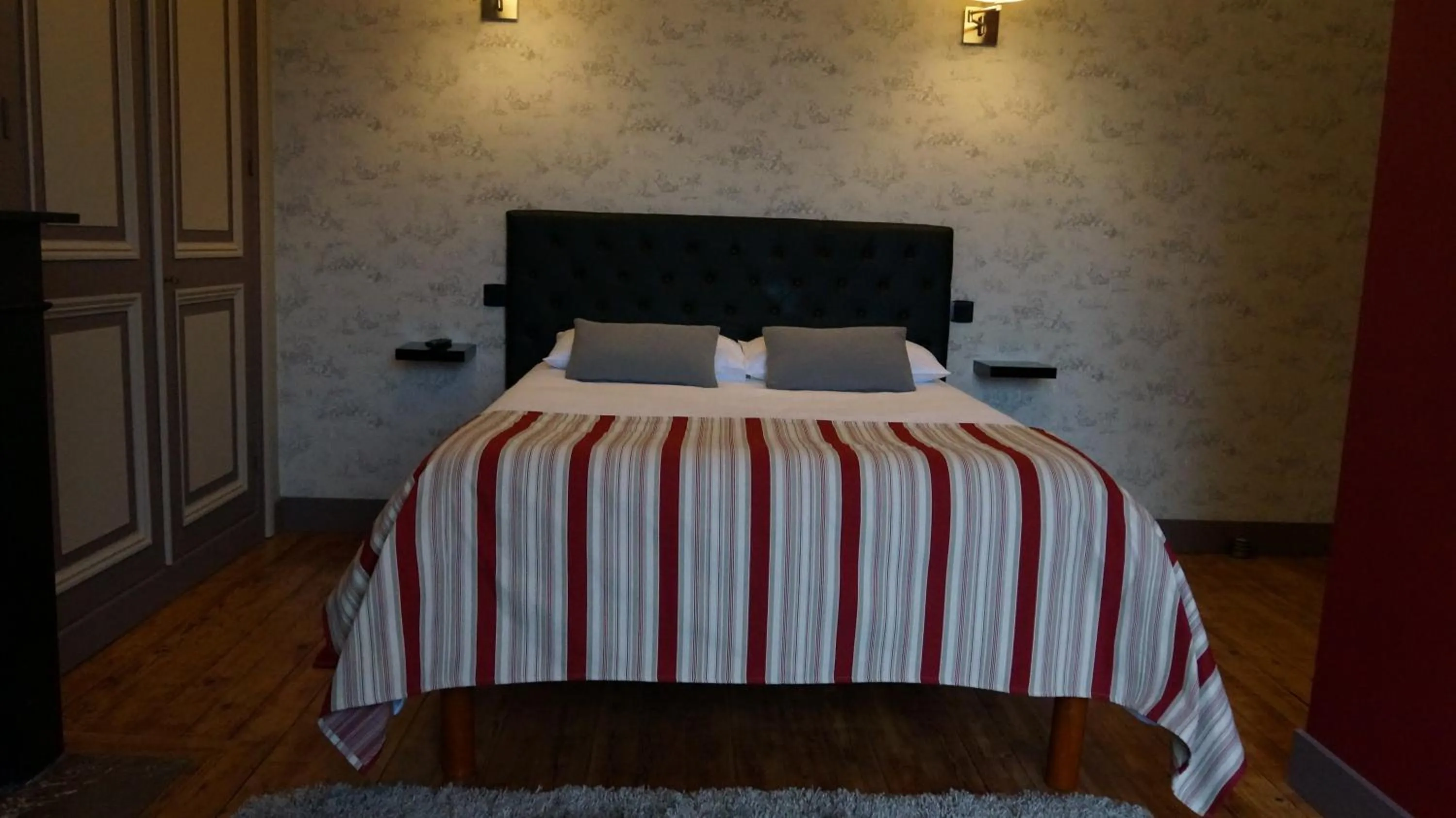 Photo of the whole room, Bed in Abri du Passant