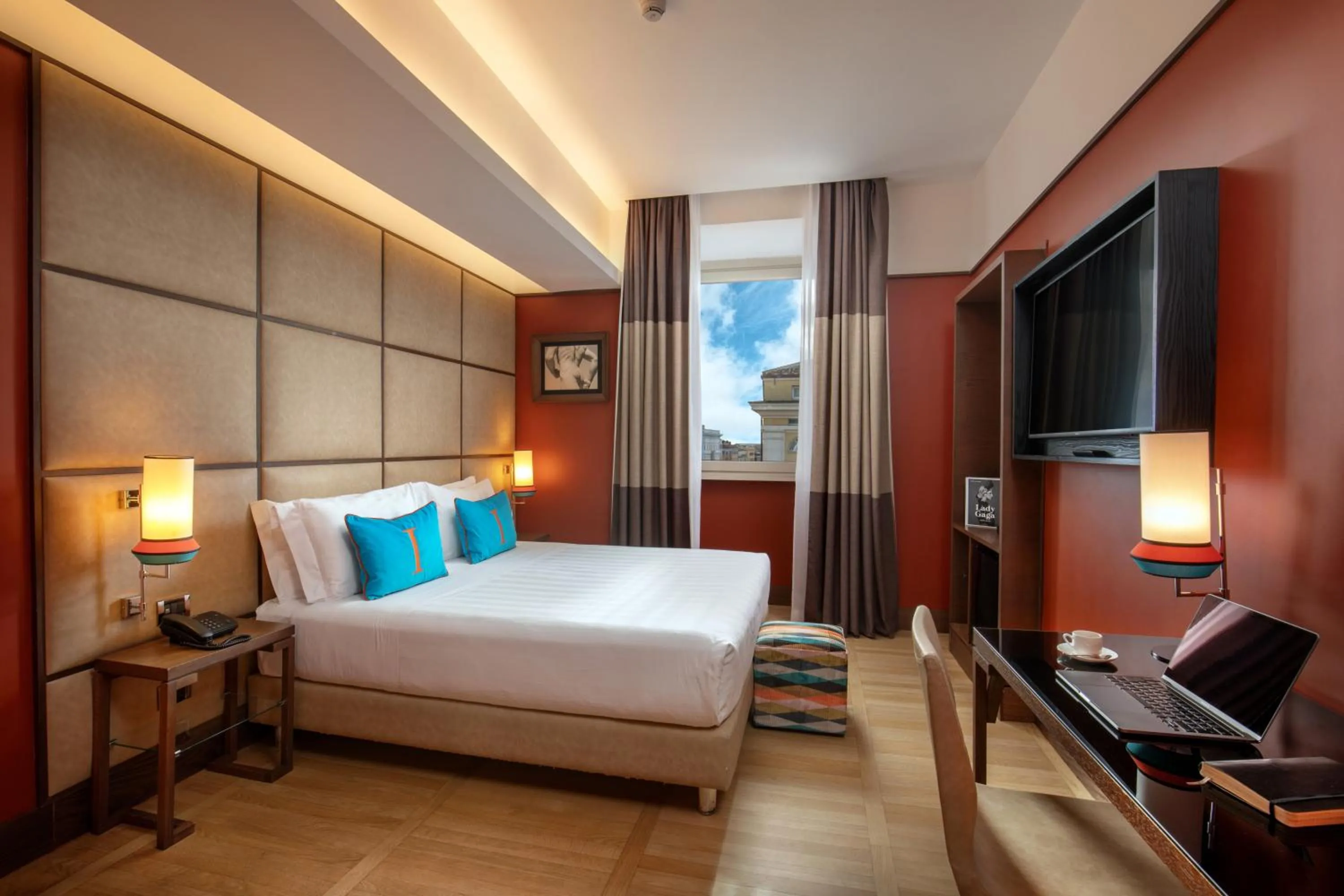 Bedroom, Bed in The Independent Hotel