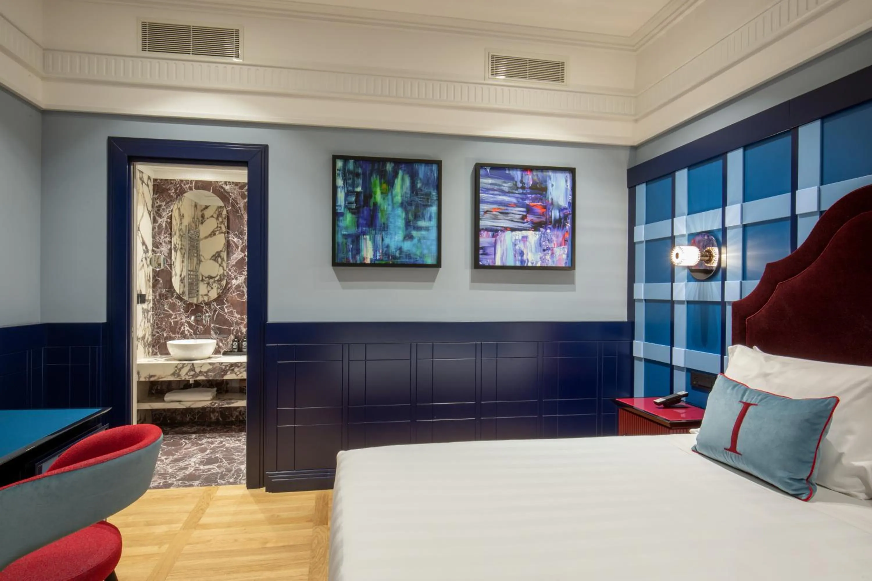 Photo of the whole room, Bed in The Independent Hotel