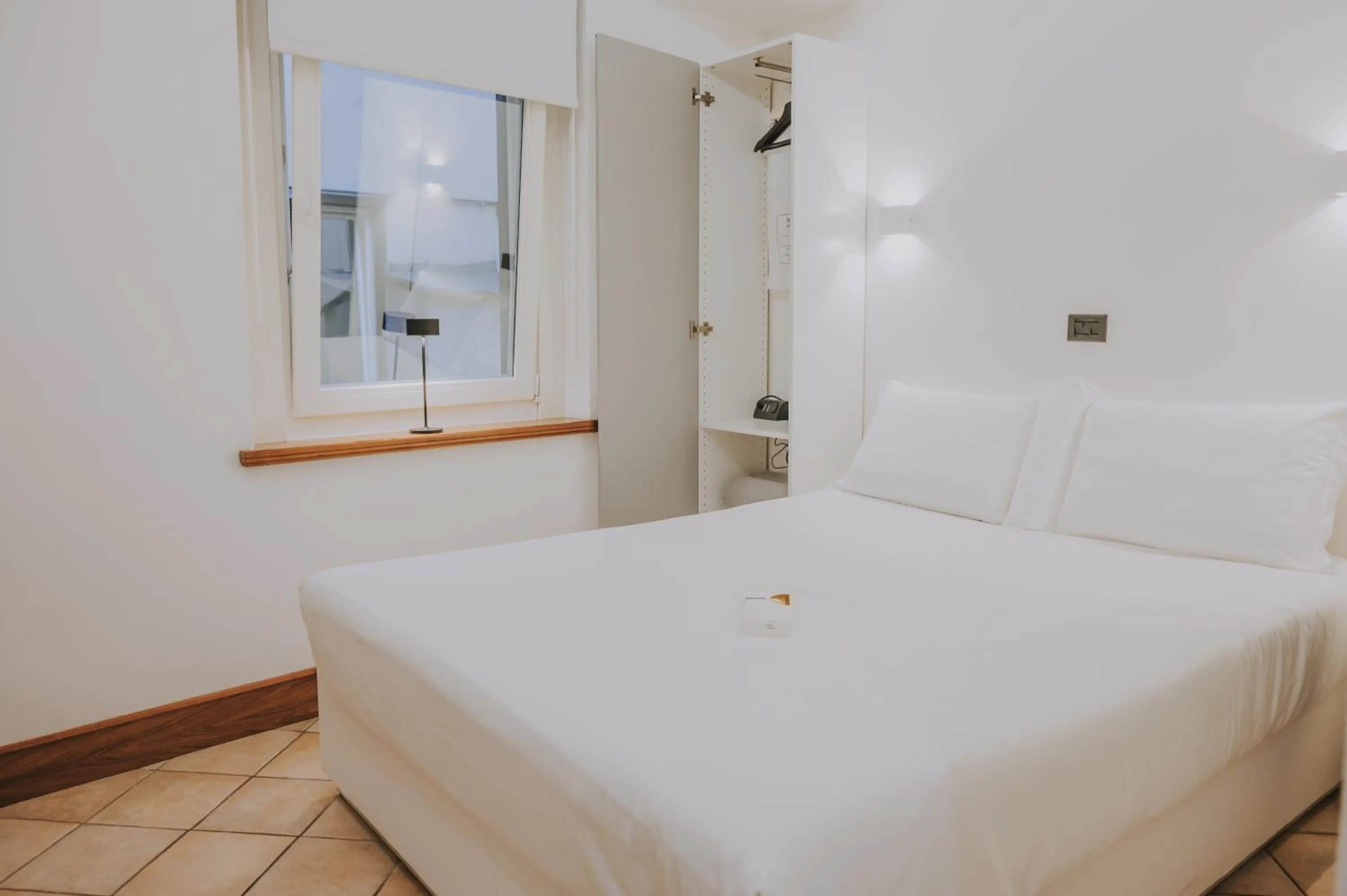 Bed in Albergo Delle Regioni, Barberini - Fontana di Trevi