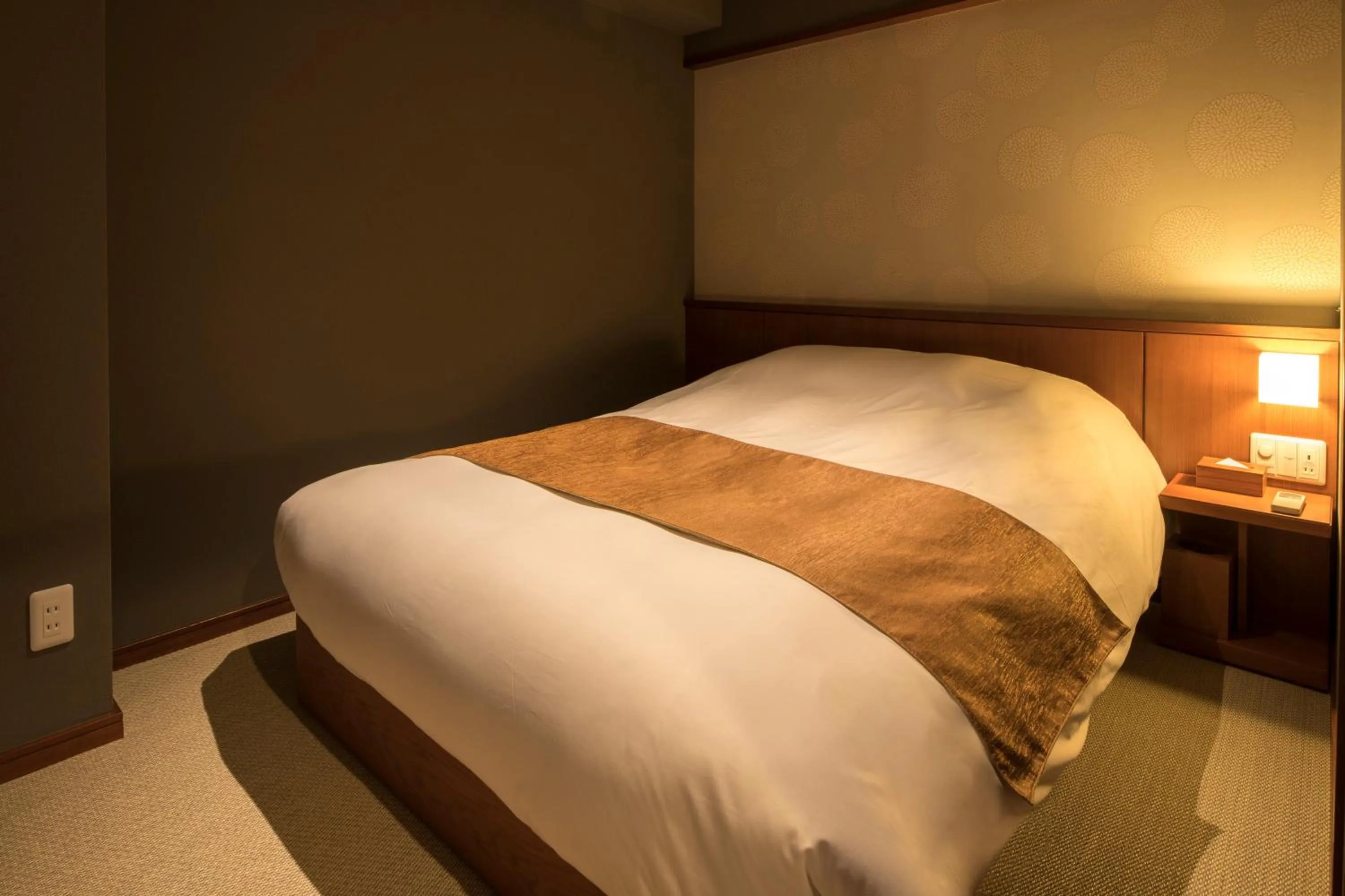 Photo of the whole room, Bed in Suiun