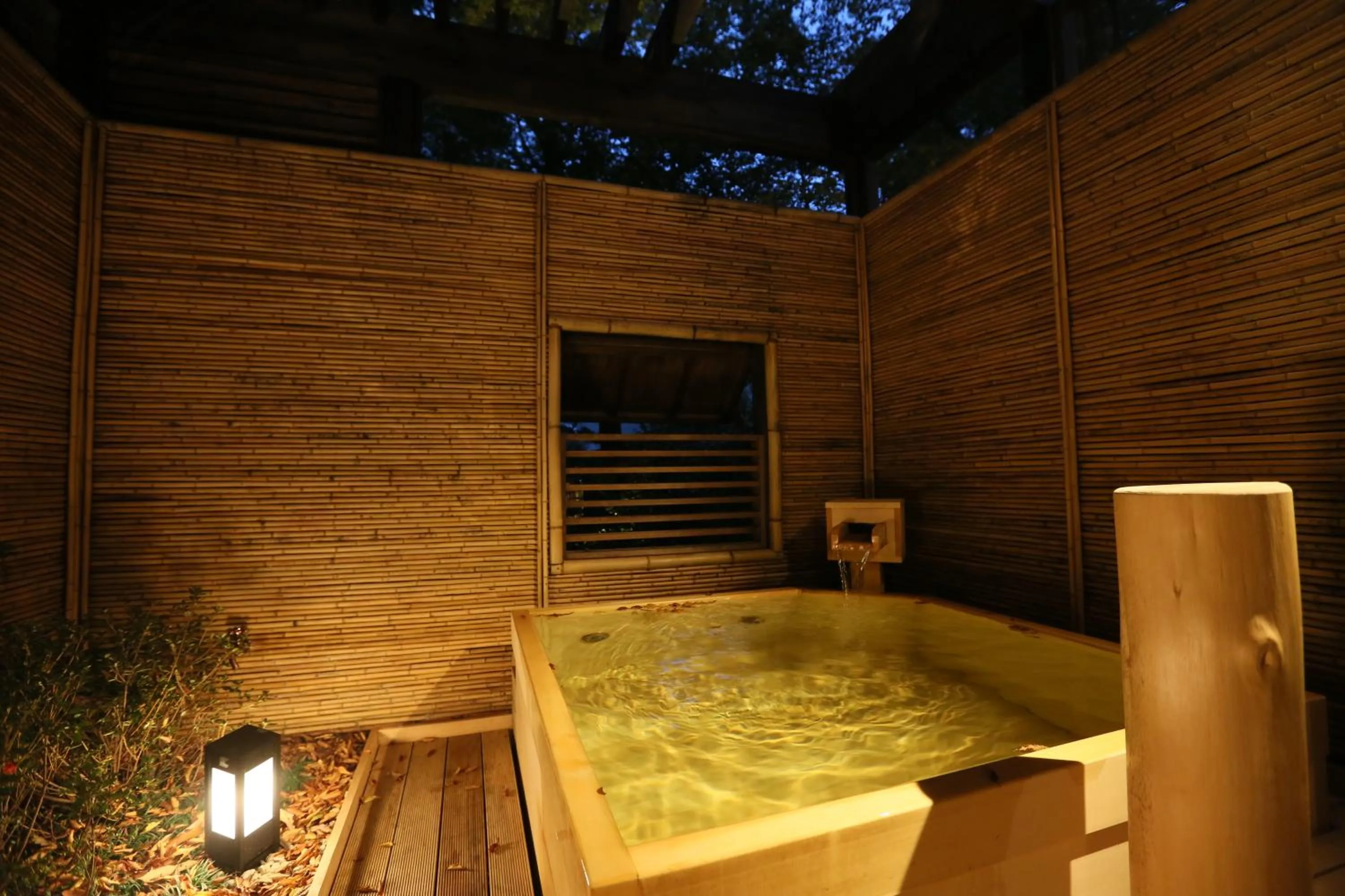 Hot Spring Bath in Suiun