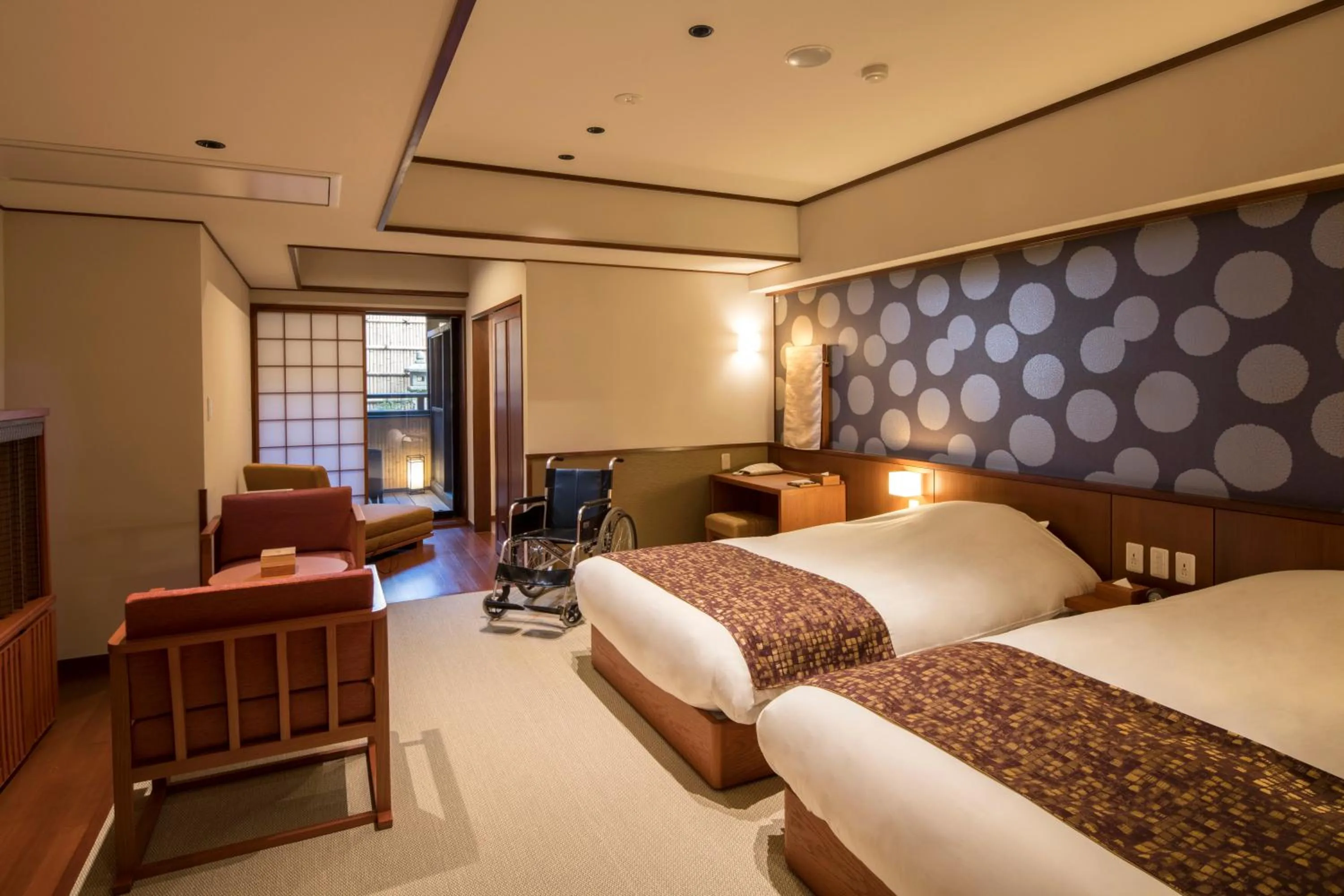 Photo of the whole room, Bed in Suiun