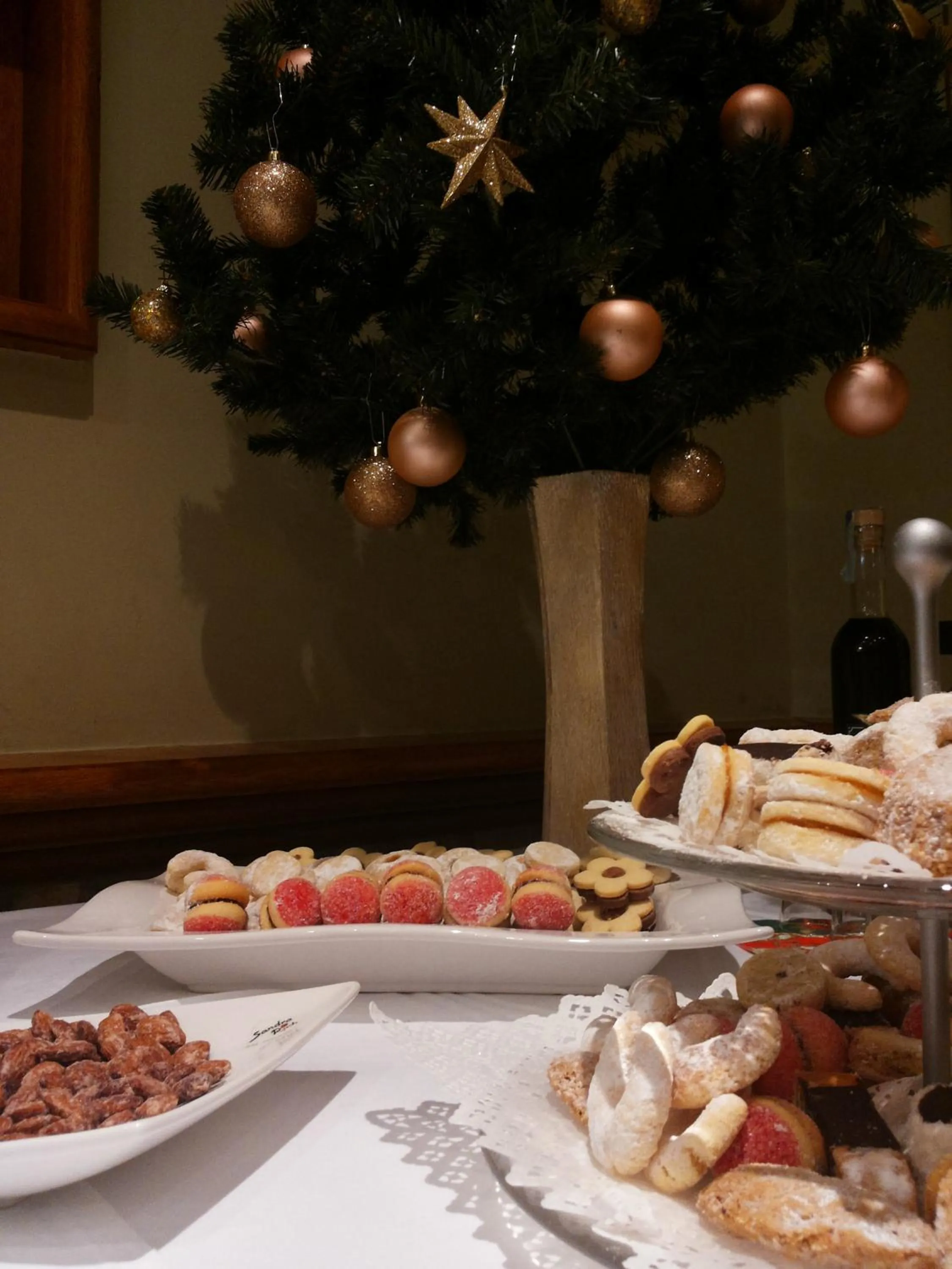 Restaurant/places to eat in Hotel Dina