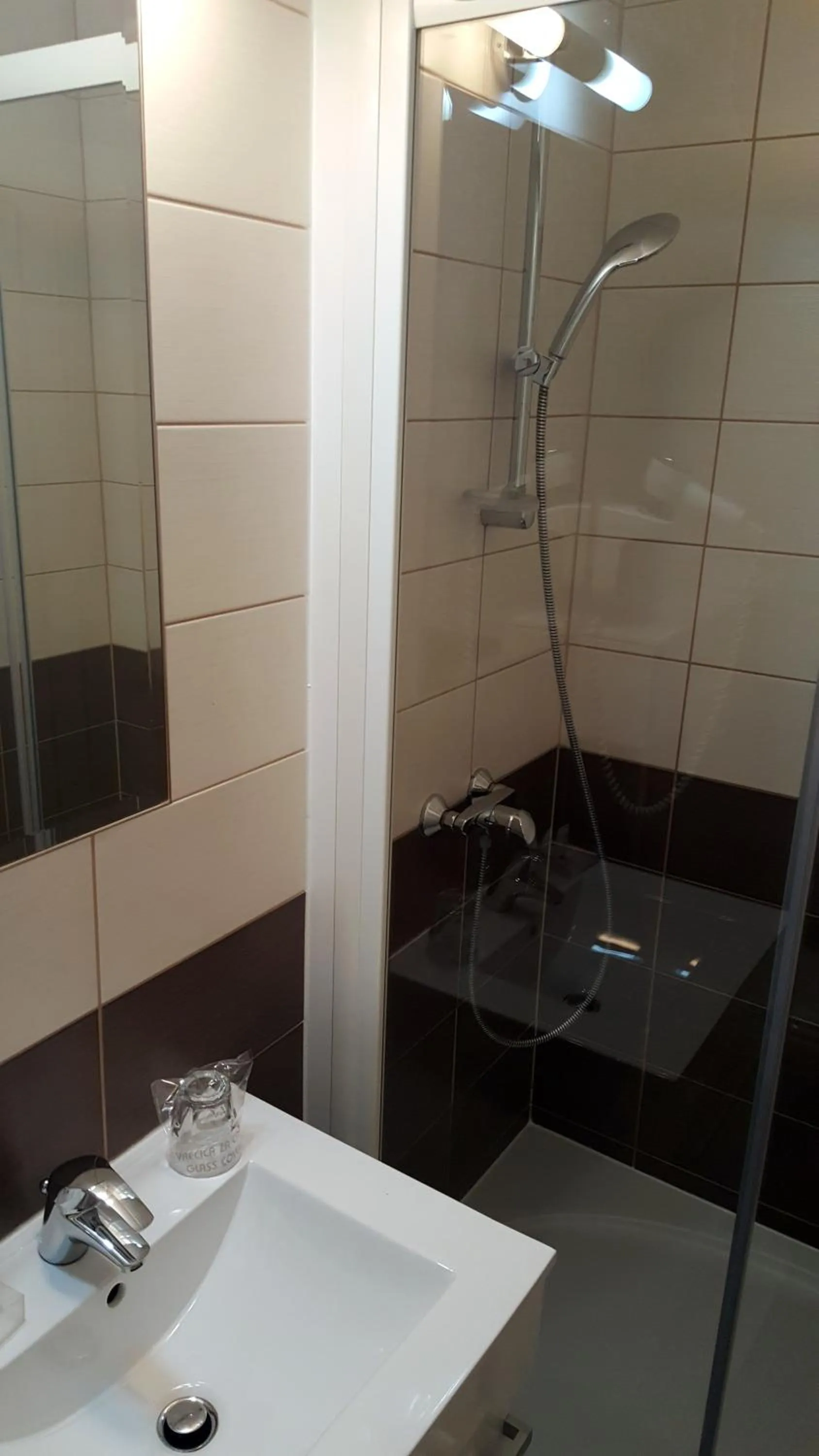 Bathroom in Hotel Dina