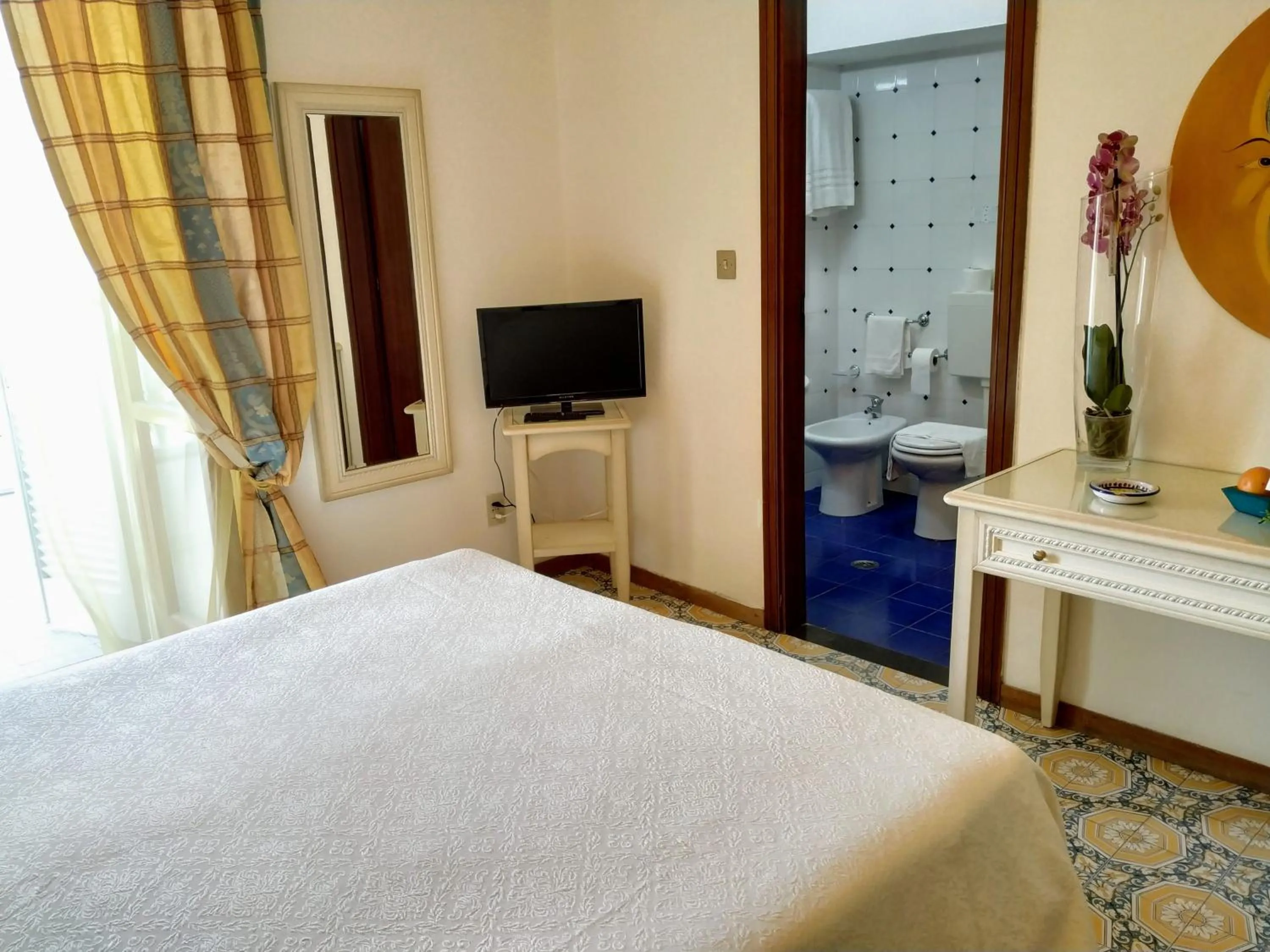 TV and multimedia, Bed in Hotel La Scogliera