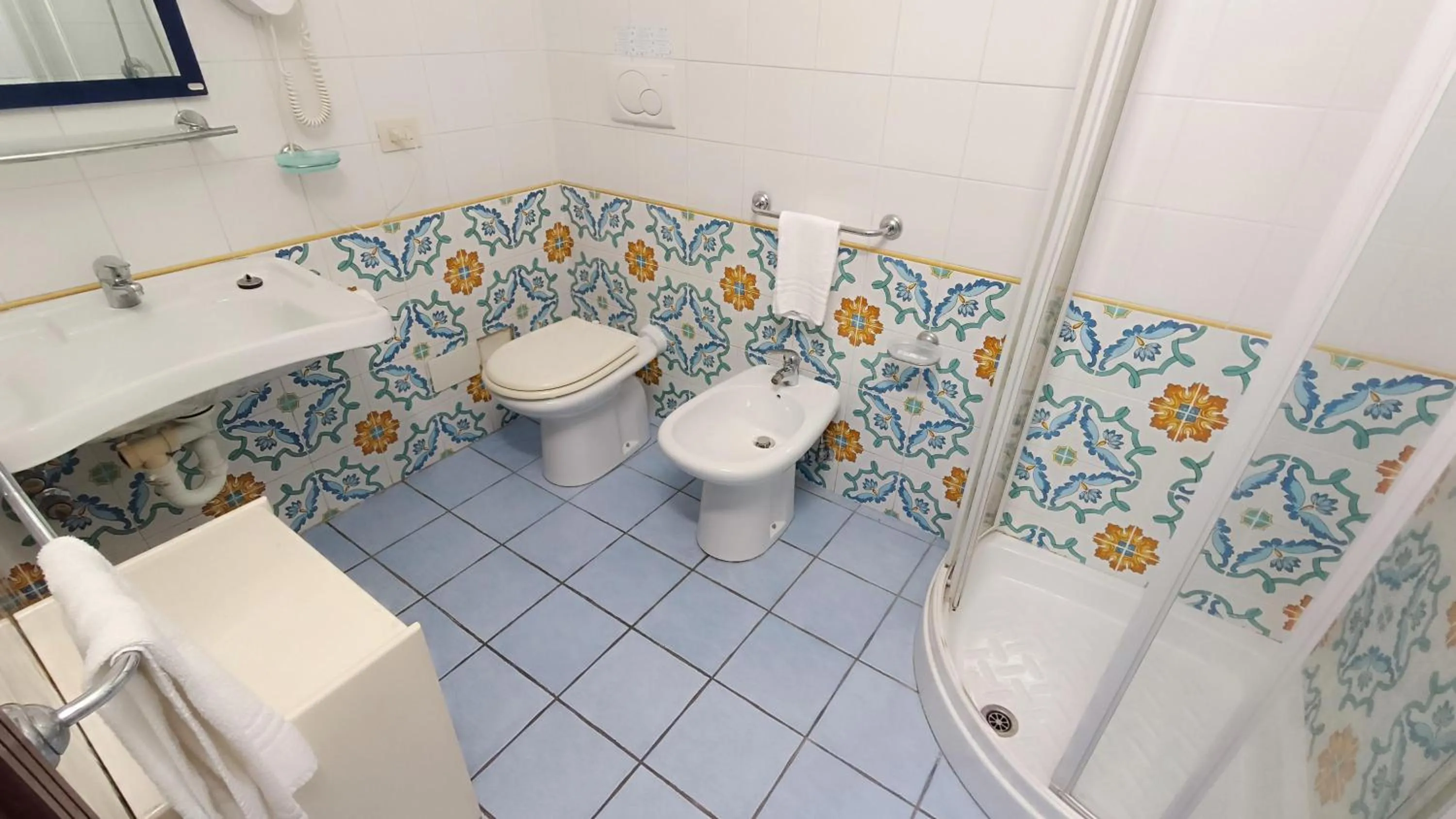 Shower in Hotel La Scogliera