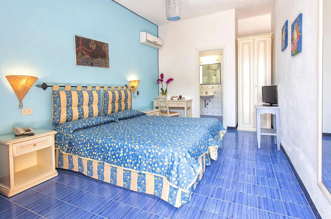 Photo of the whole room, Bed in Hotel La Scogliera