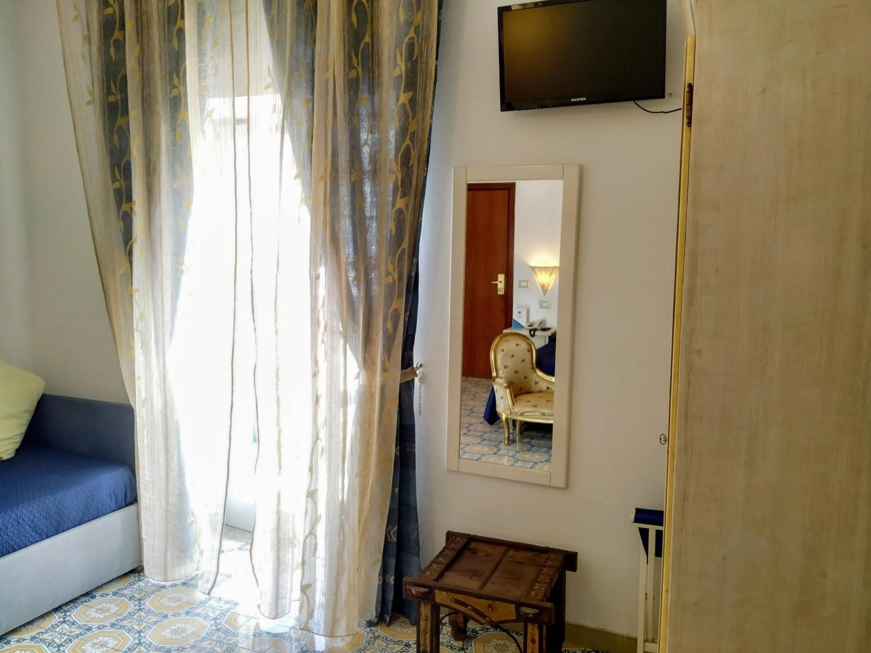 TV and multimedia, Bed in Hotel La Scogliera