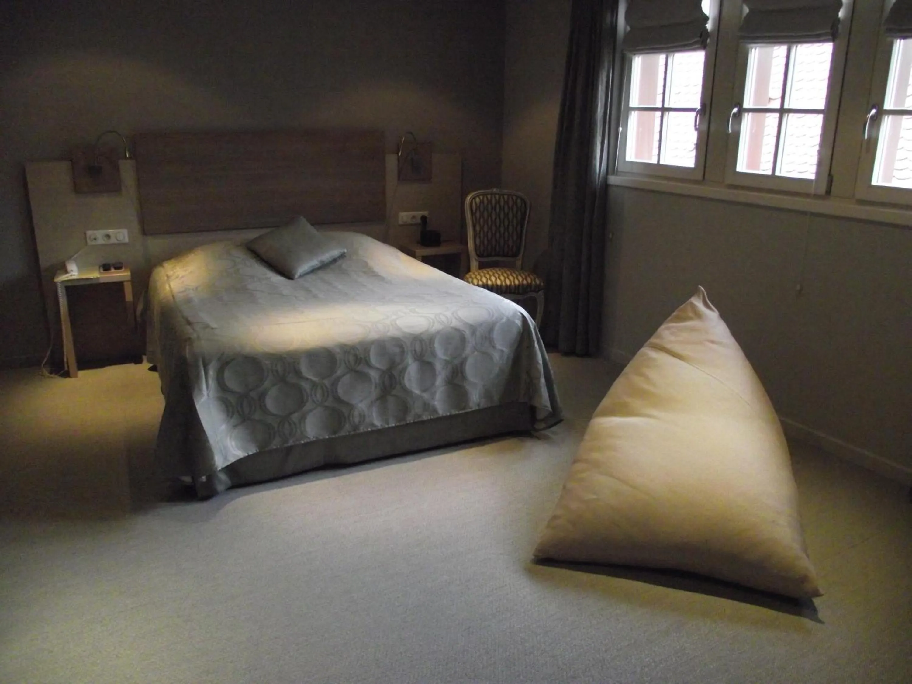 Photo of the whole room in Hostellerie au Cygne