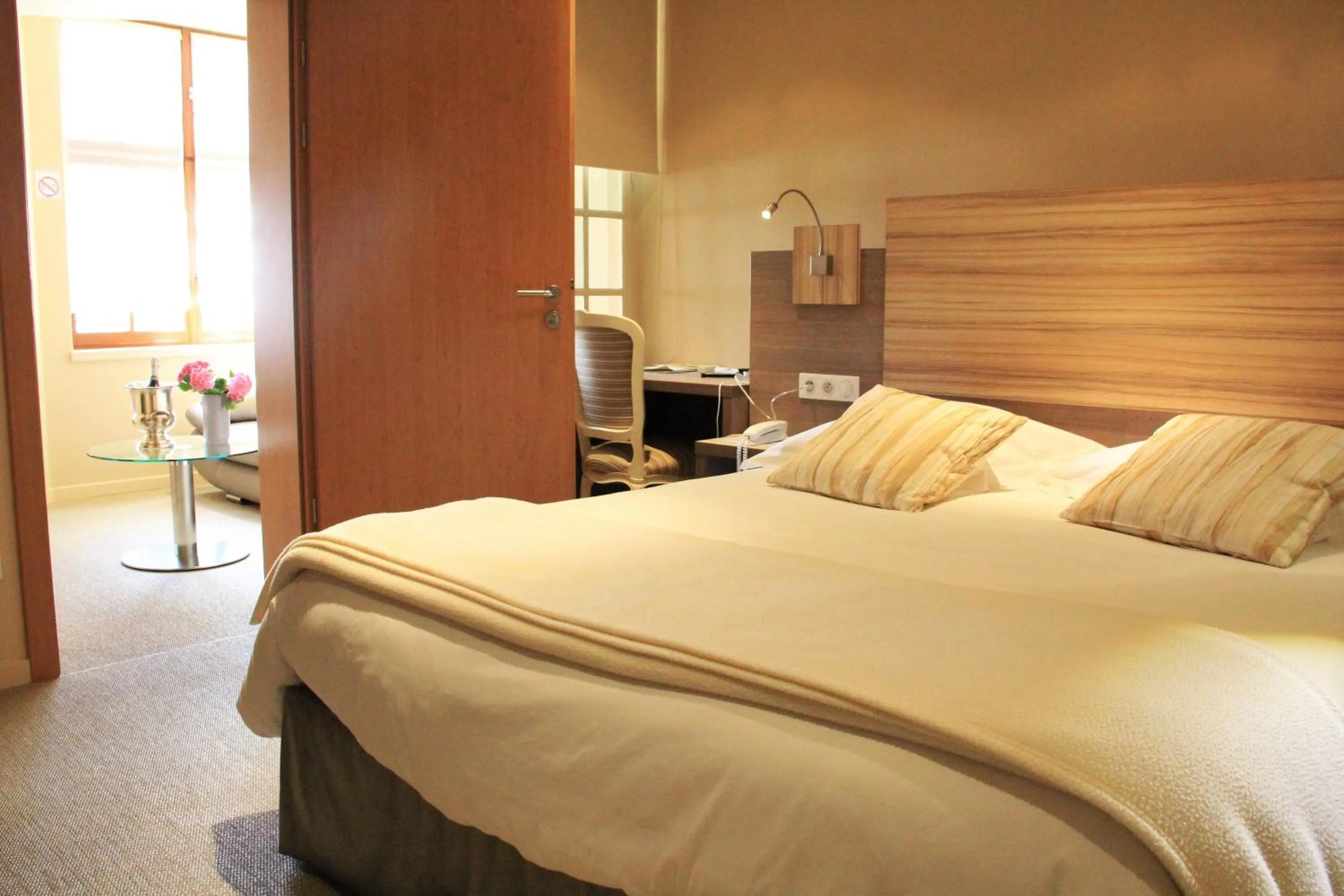 Bedroom in Hostellerie au Cygne