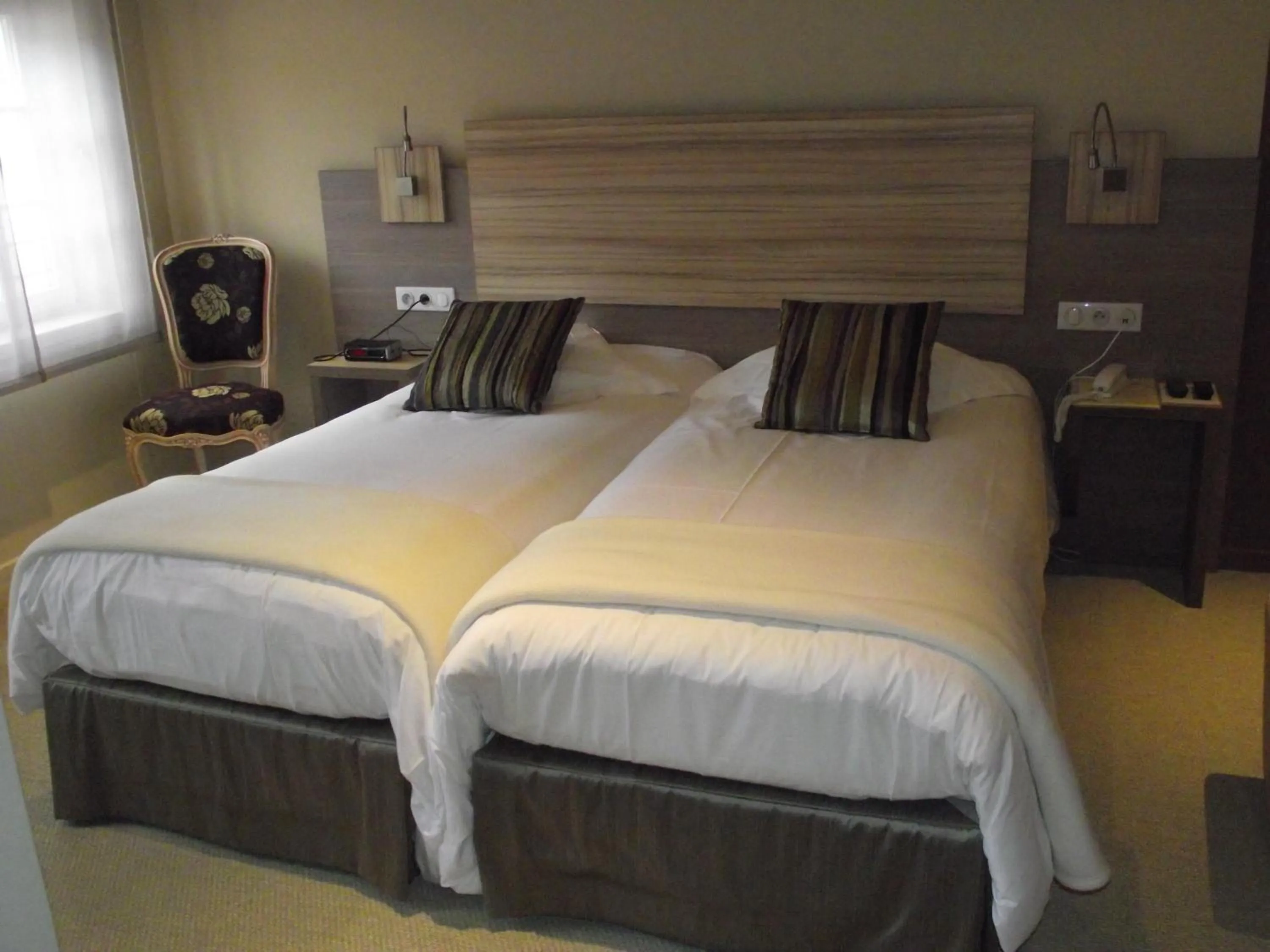 Photo of the whole room in Hostellerie au Cygne