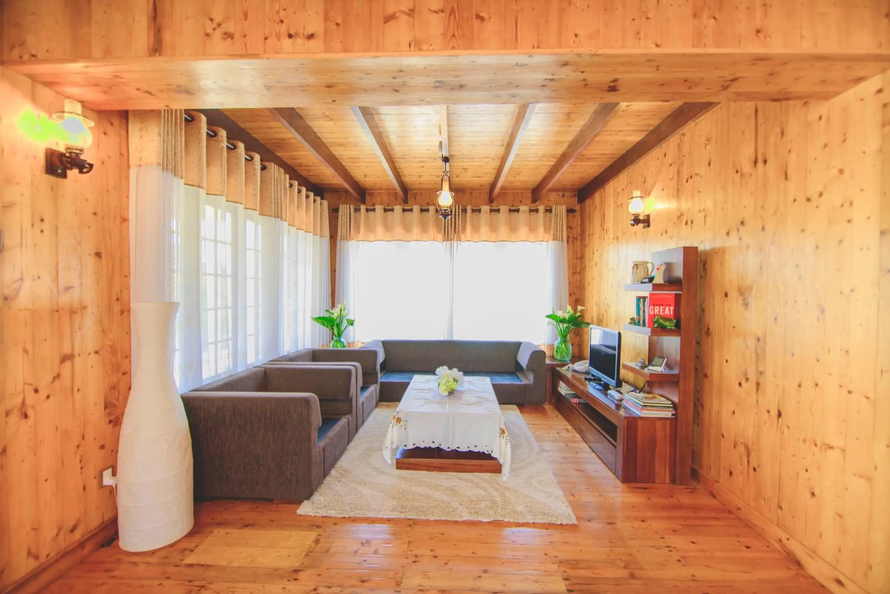 Communal lounge/ TV room in Sarah Cottage Nuwara Eliya