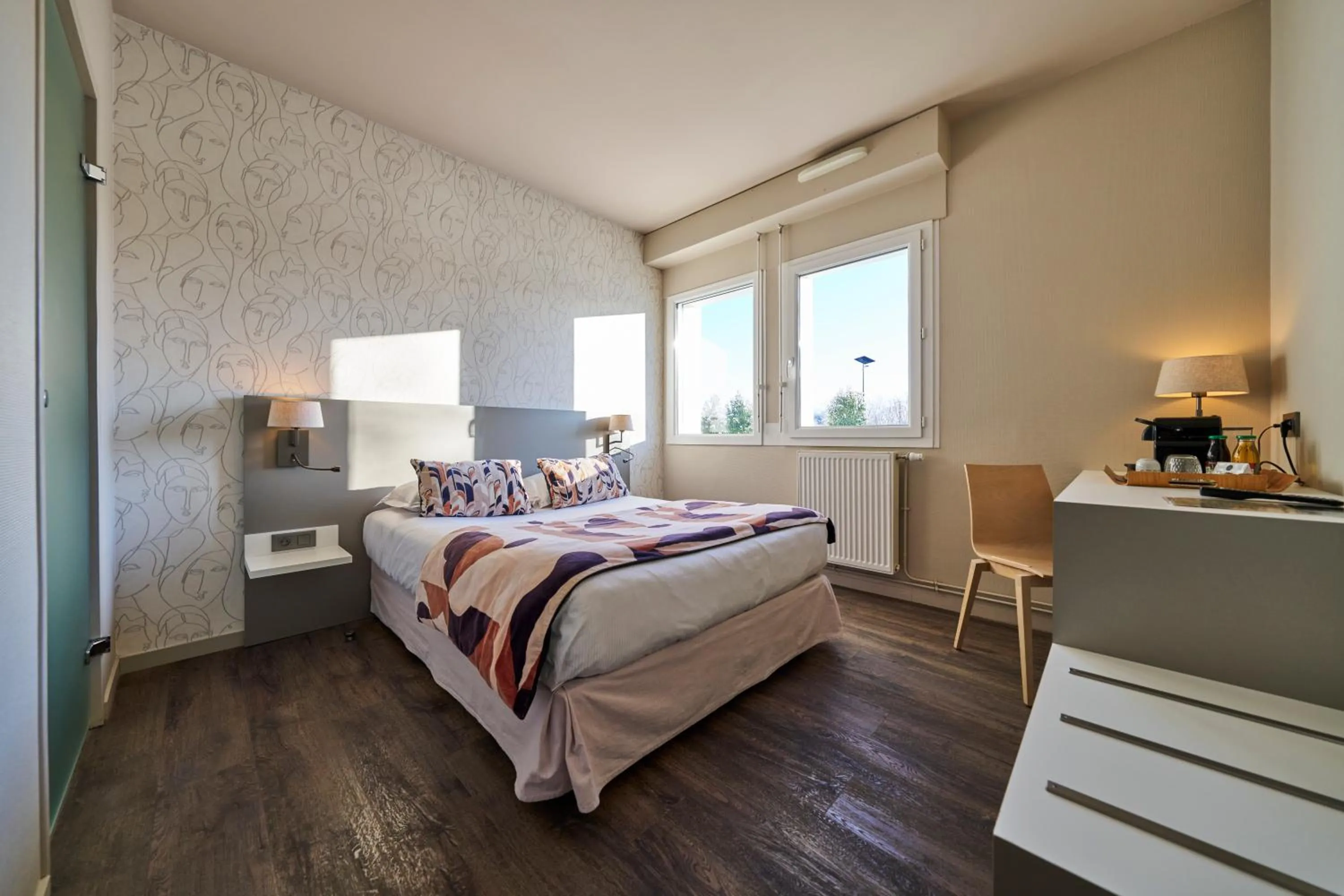 Photo of the whole room, Bed in Hôtel le Corbusson Laval Ouest