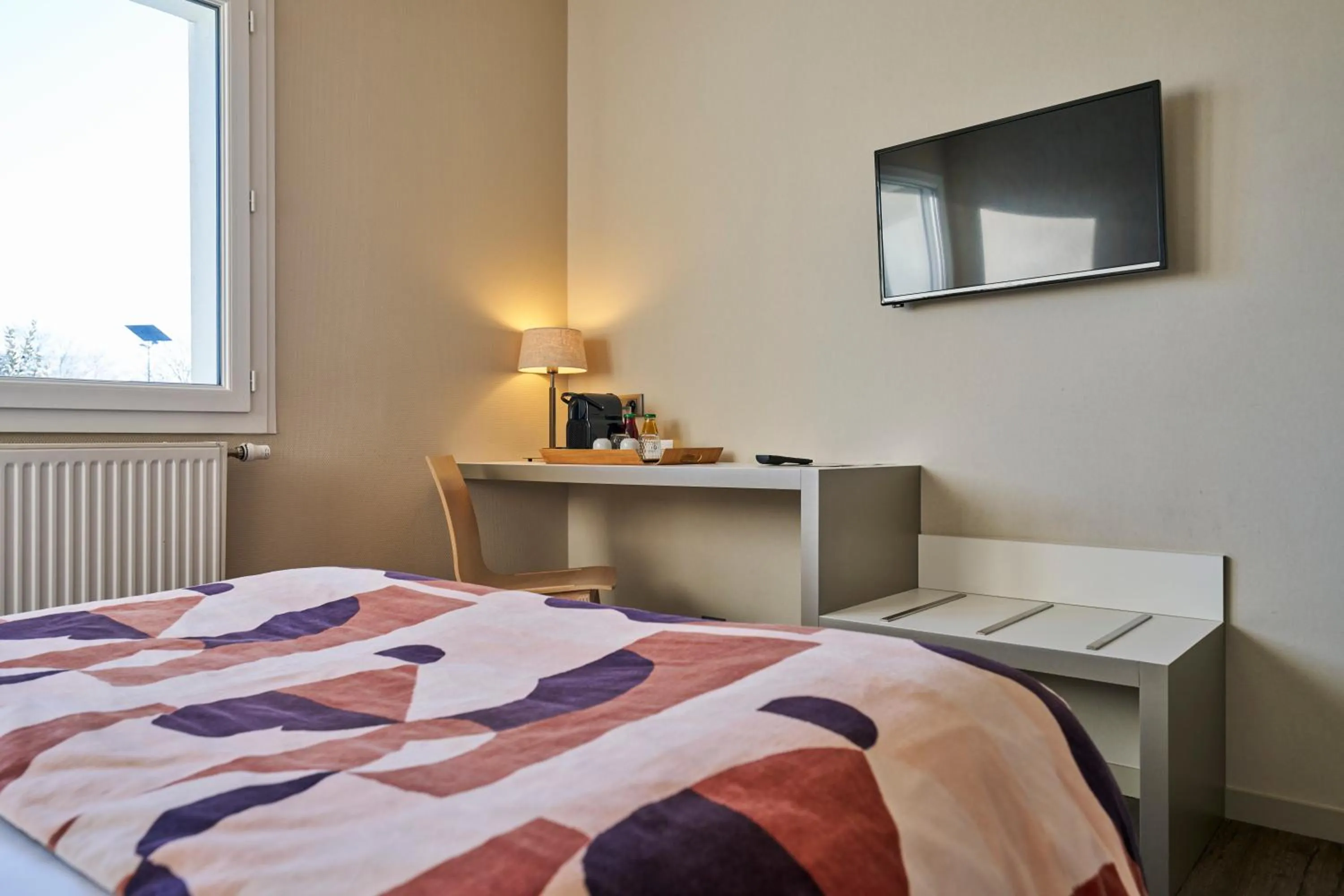 Photo of the whole room, Bed in Hôtel le Corbusson Laval Ouest