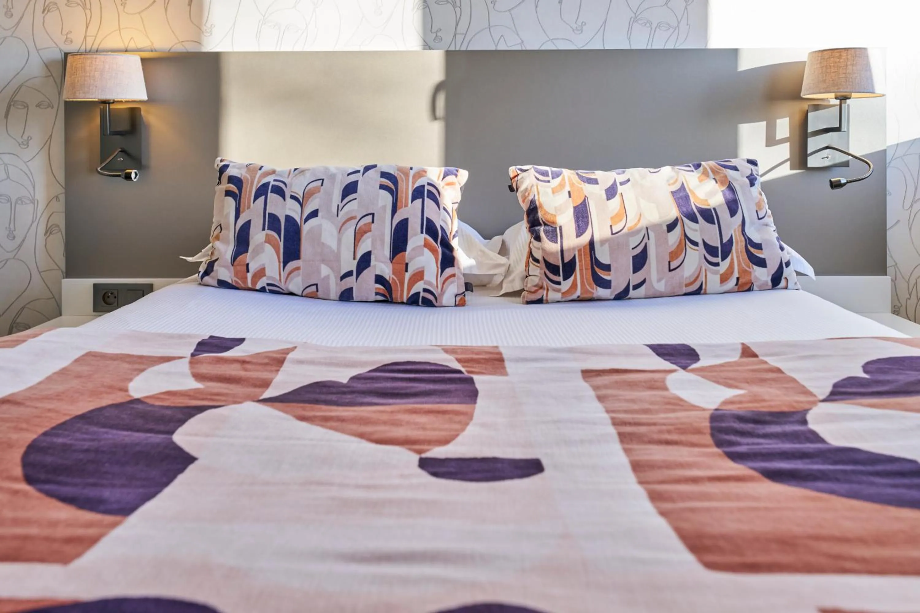 Bed in Hôtel le Corbusson Laval Ouest