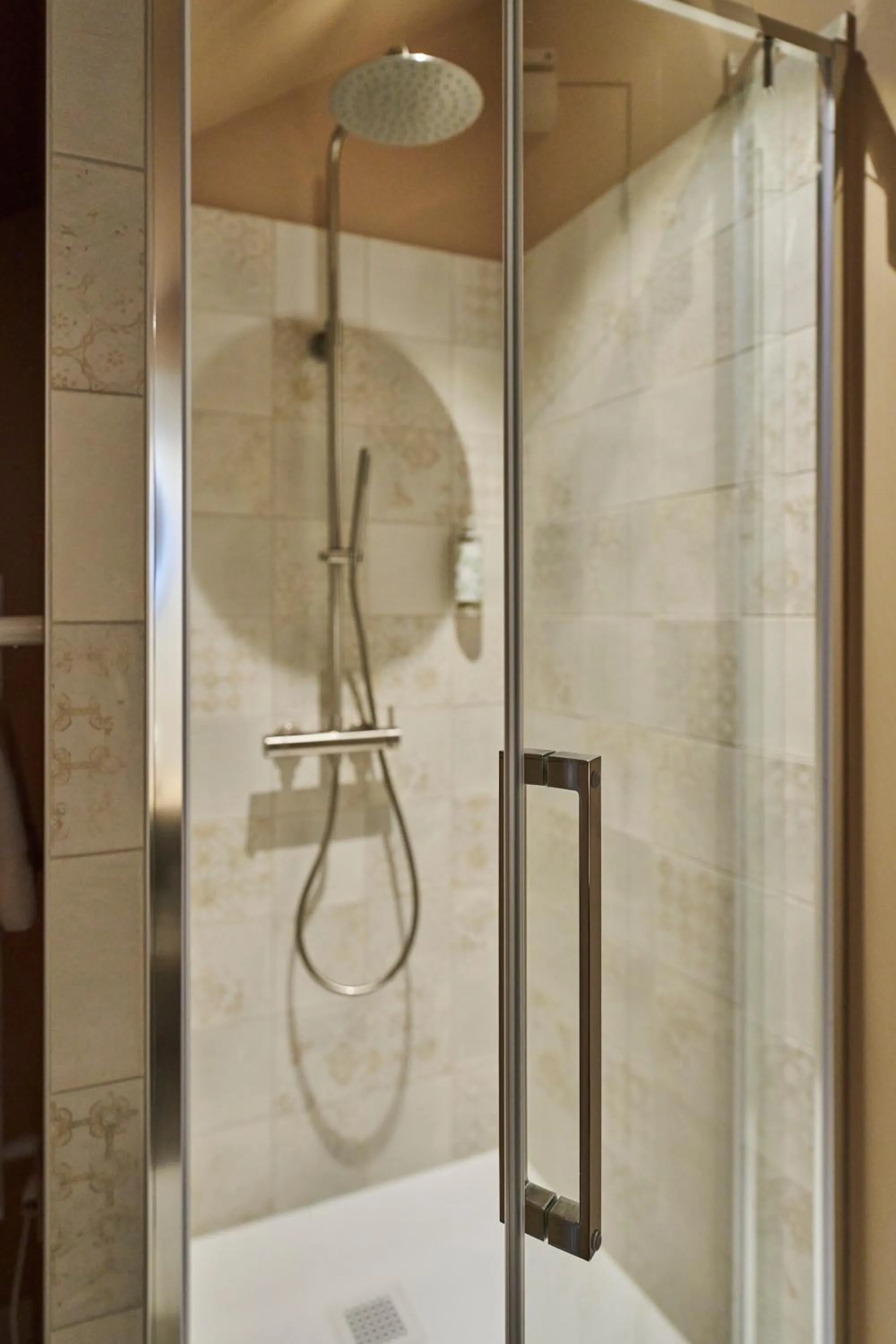 Shower in Hôtel le Corbusson Laval Ouest